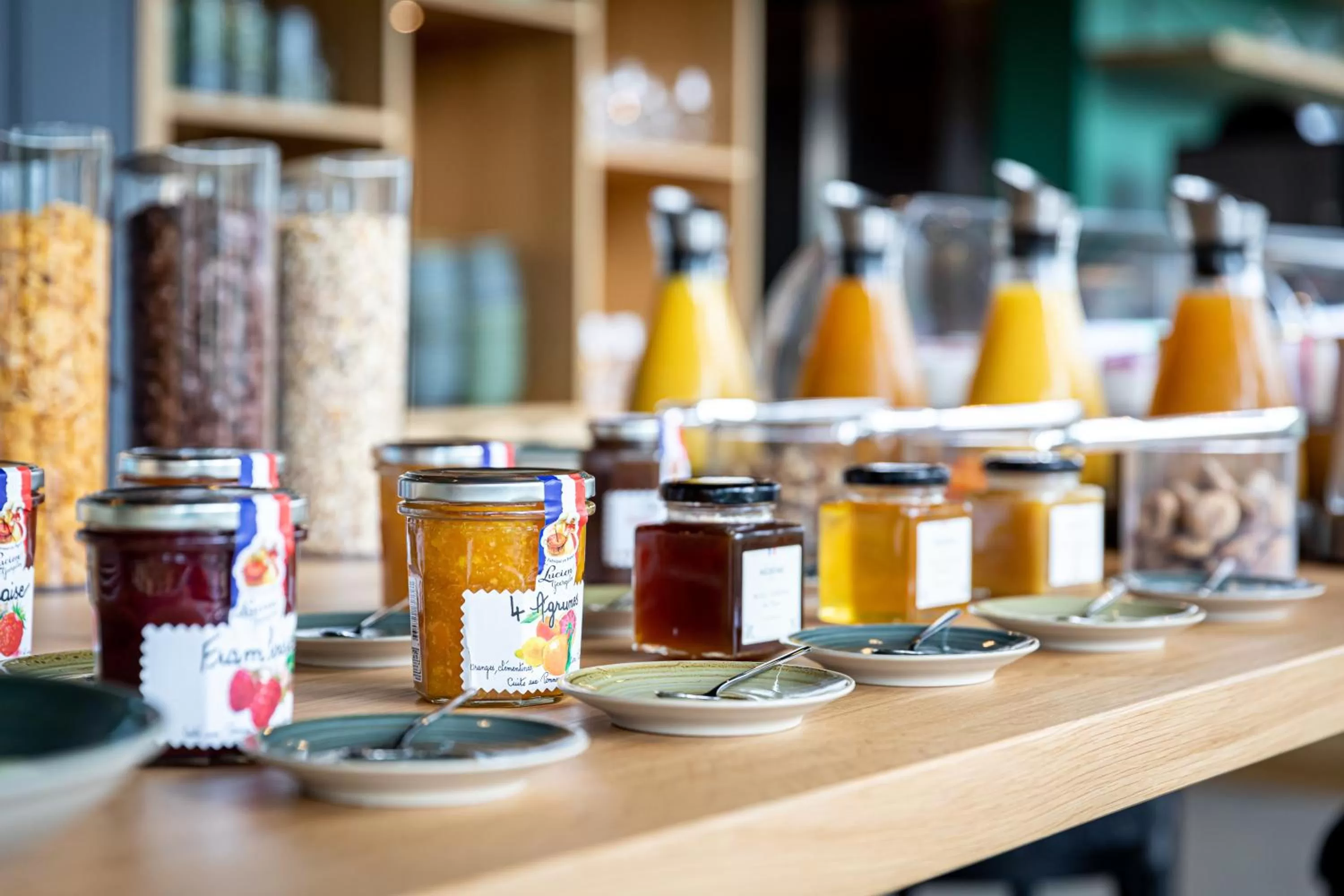 Food and drinks in Best Western M-Treize Paris Asnieres