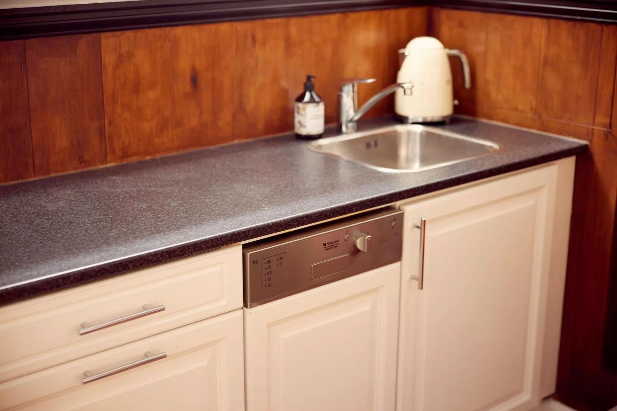 Kitchen or kitchenette in Realeneiland Bed & Breakfast