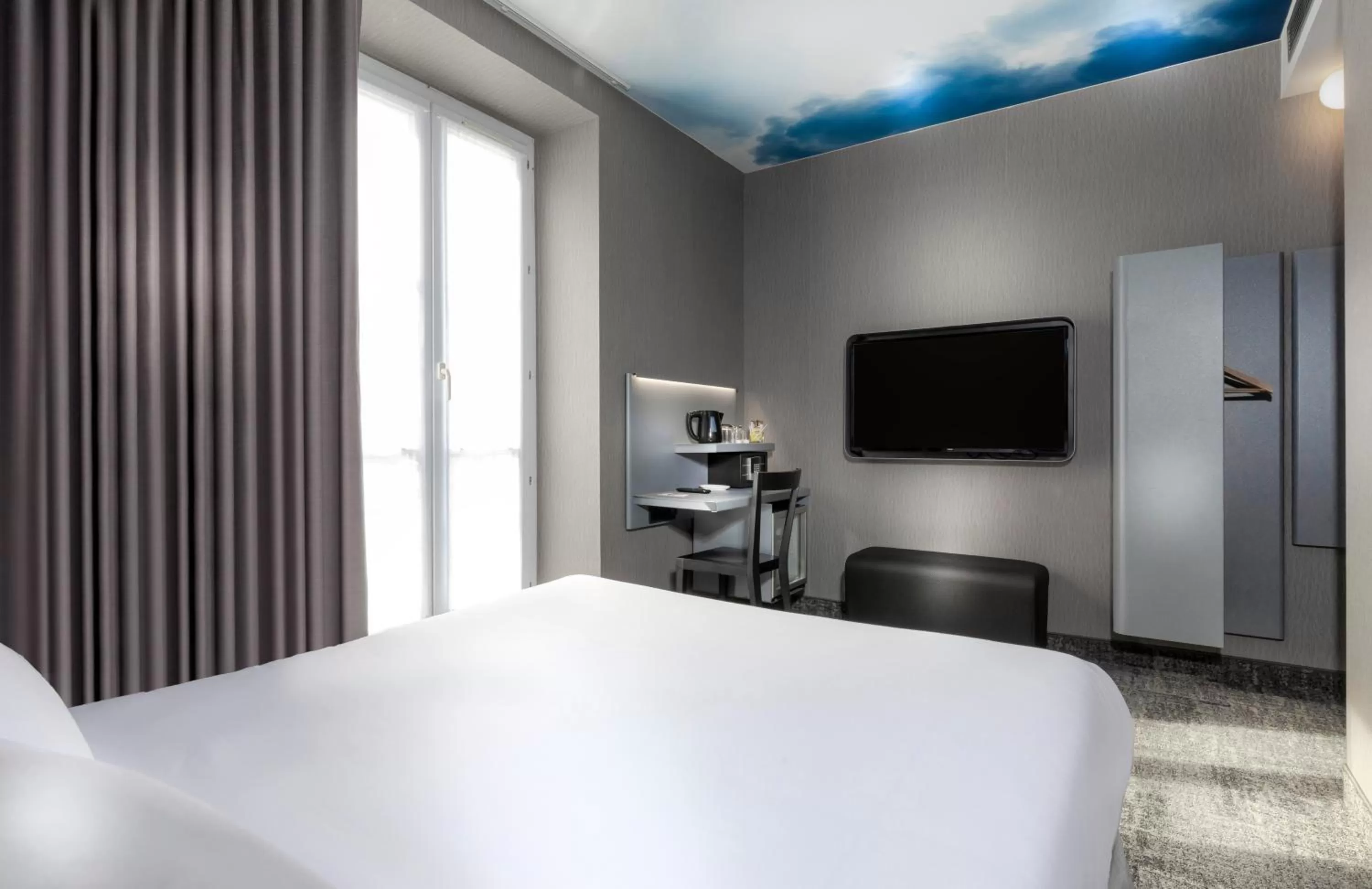 Bed in Libertel Montmartre Opéra