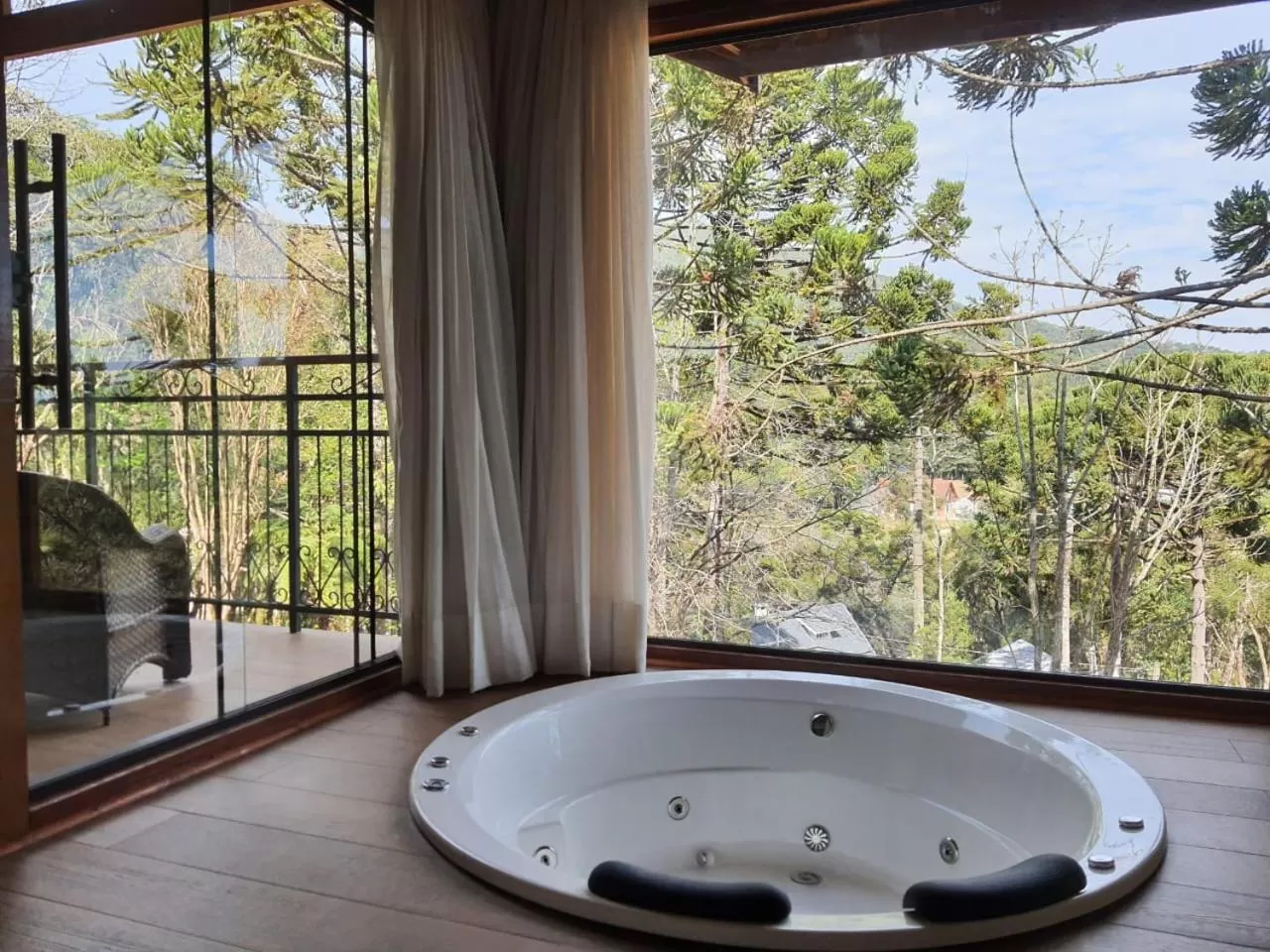 Deluxe Double Room with Bath in POUSADA GRESSONEY MOUNTAIN