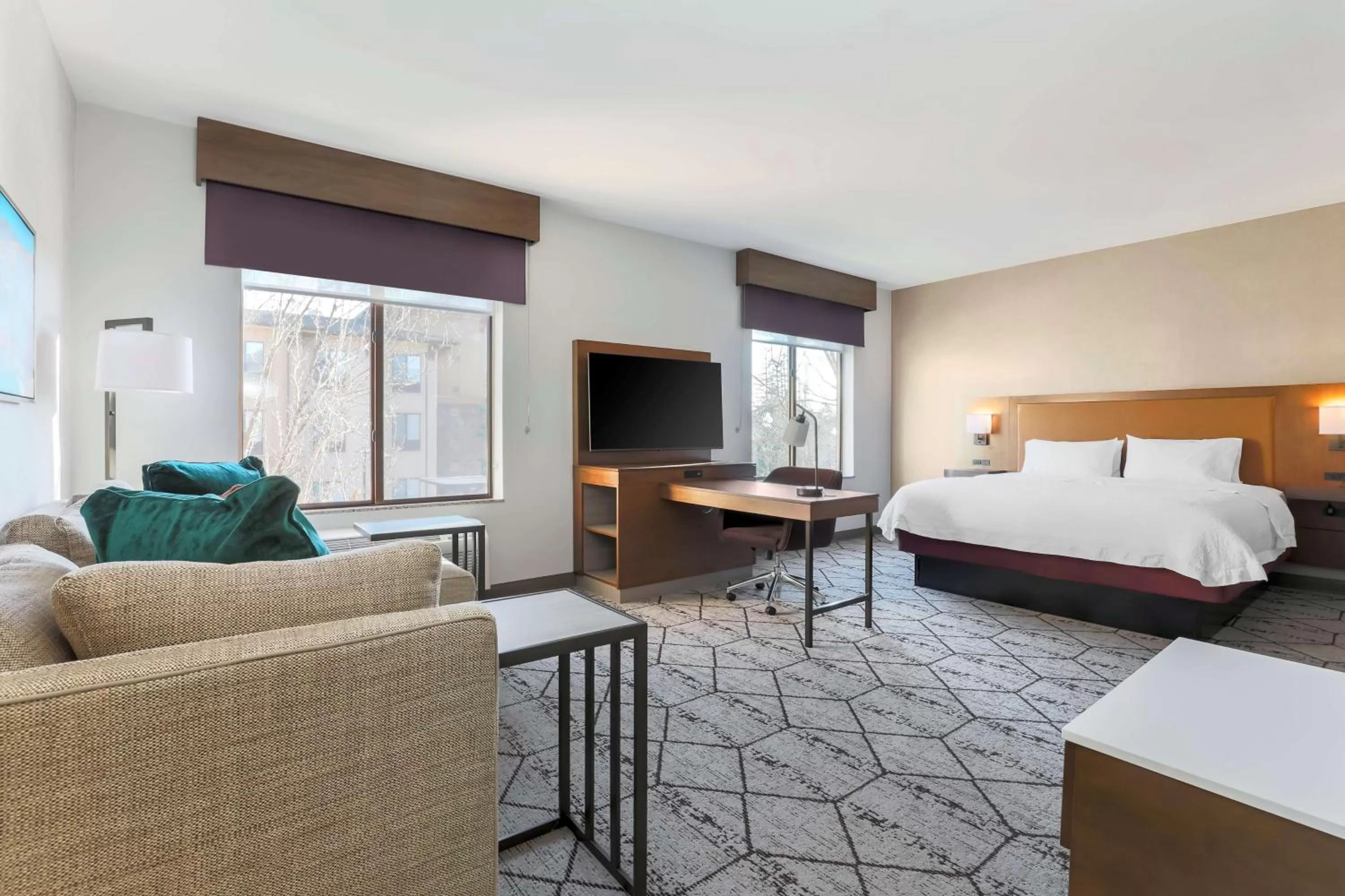 Living room, Bed in Hampton Inn & Suites Windsor-Sonoma Wine Country