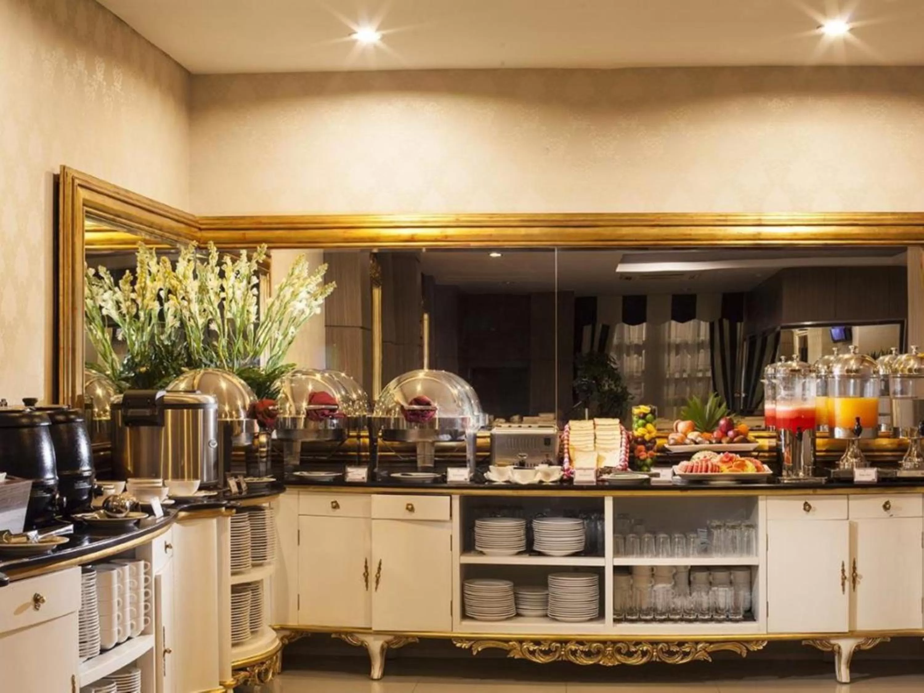 Restaurant/places to eat in The Cube Hotel Malioboro, Azana Hotels Collection