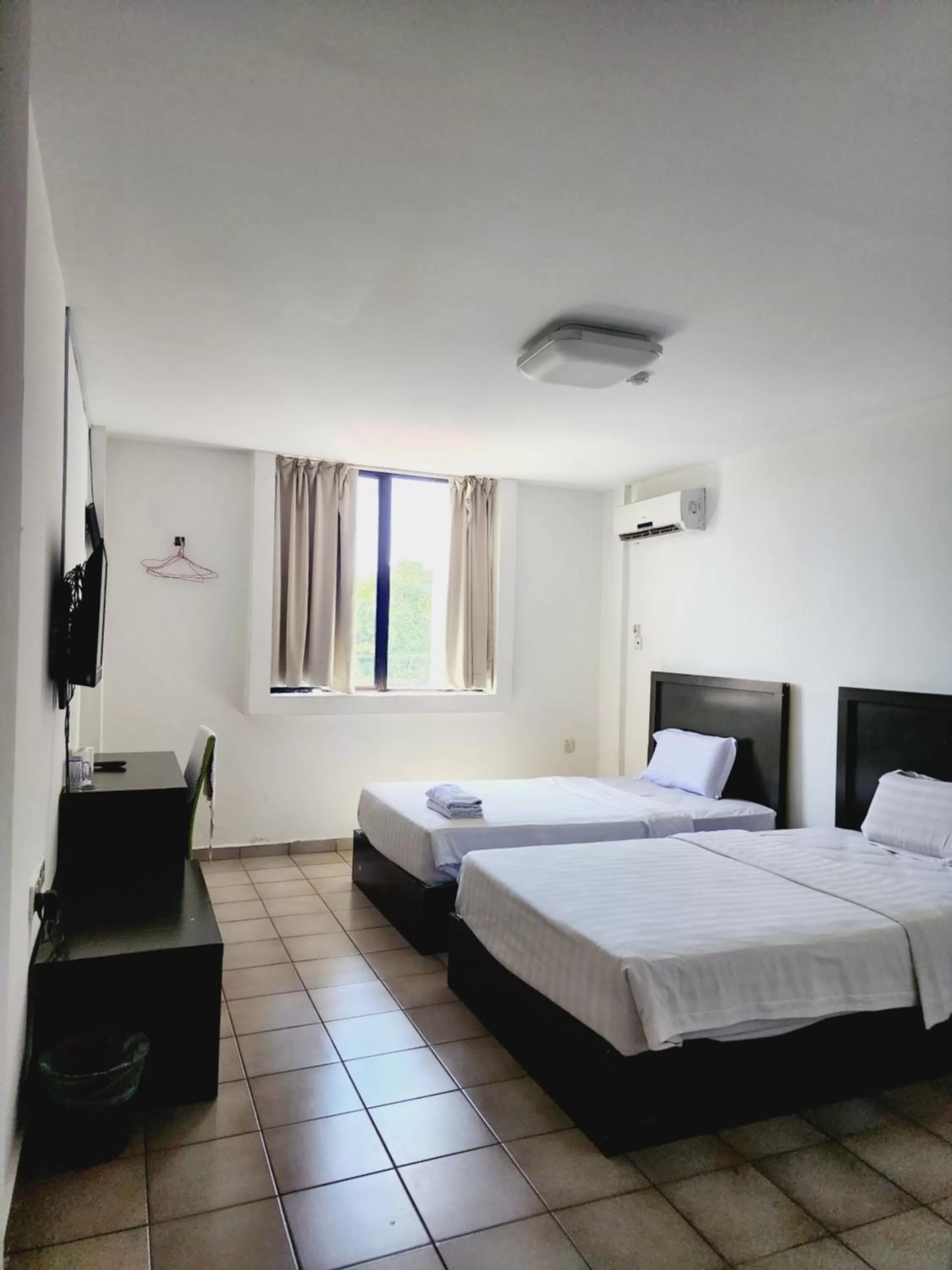 Bathroom, Bed in Y Hotel