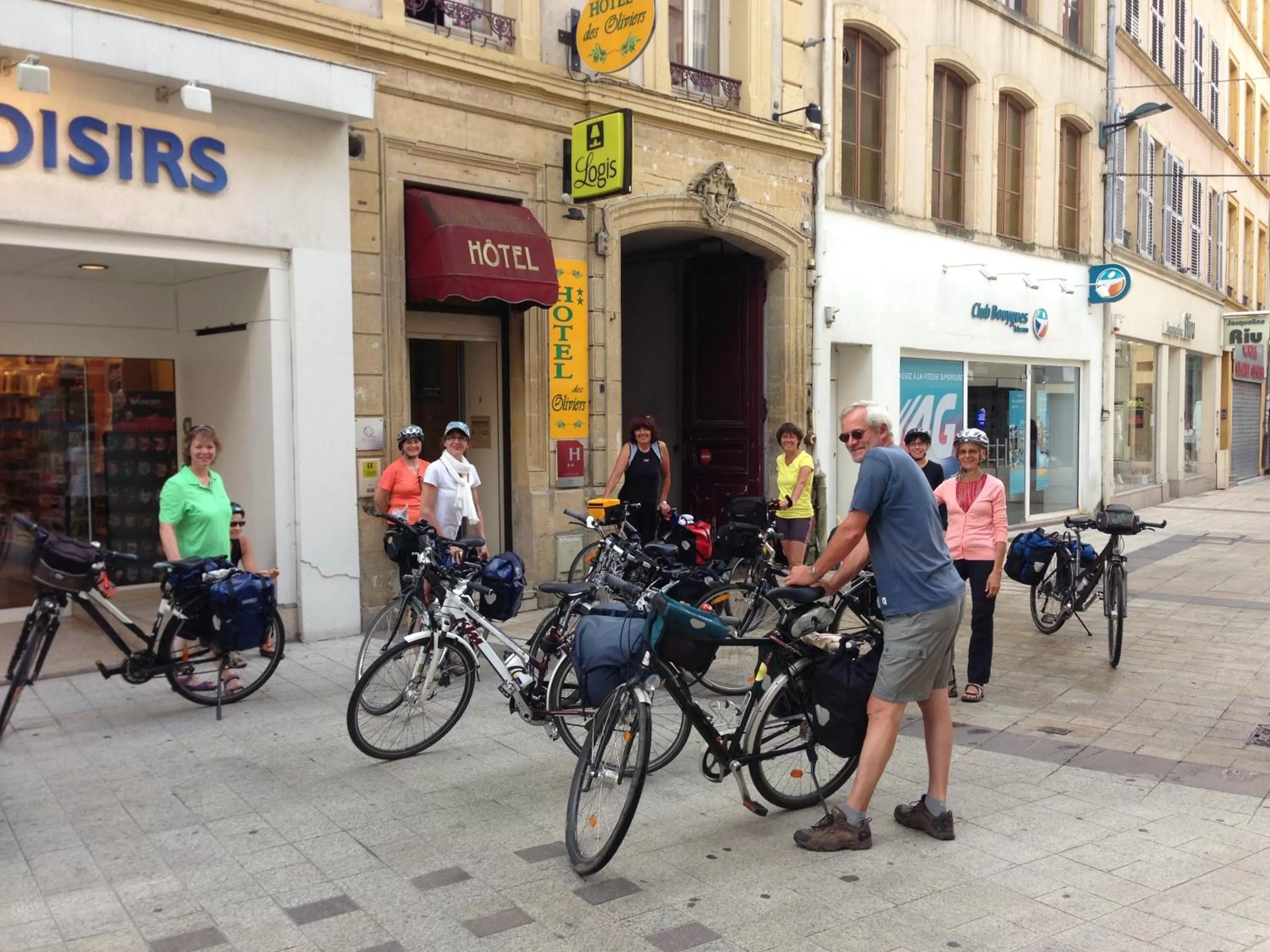 group of guests in Logis-Hôtel des Oliviers