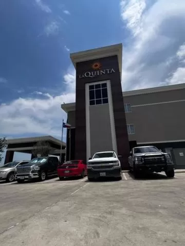 Property building in La Quinta by Wyndham Karnes City - Kenedy