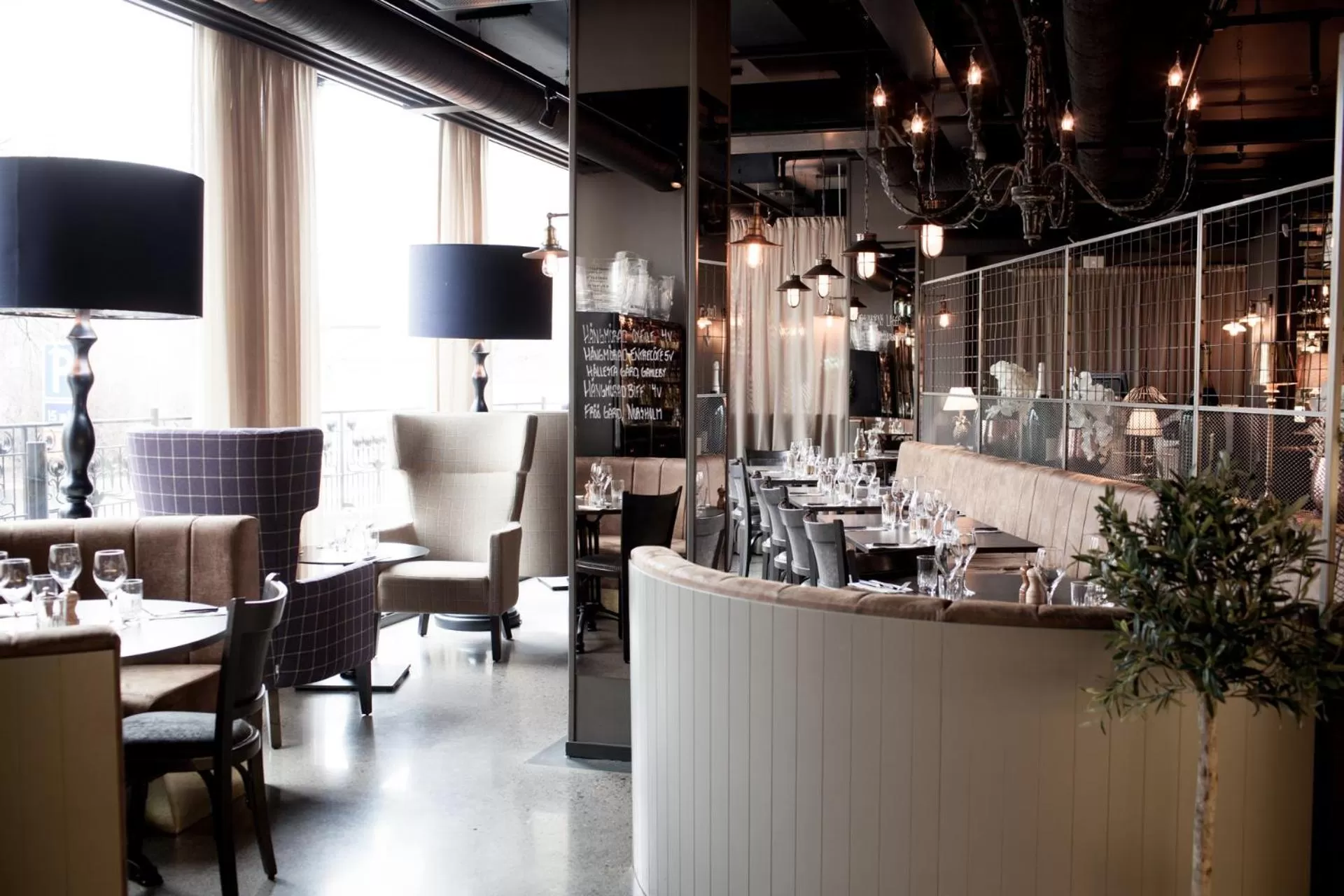 Restaurant/places to eat in First Hotel Central