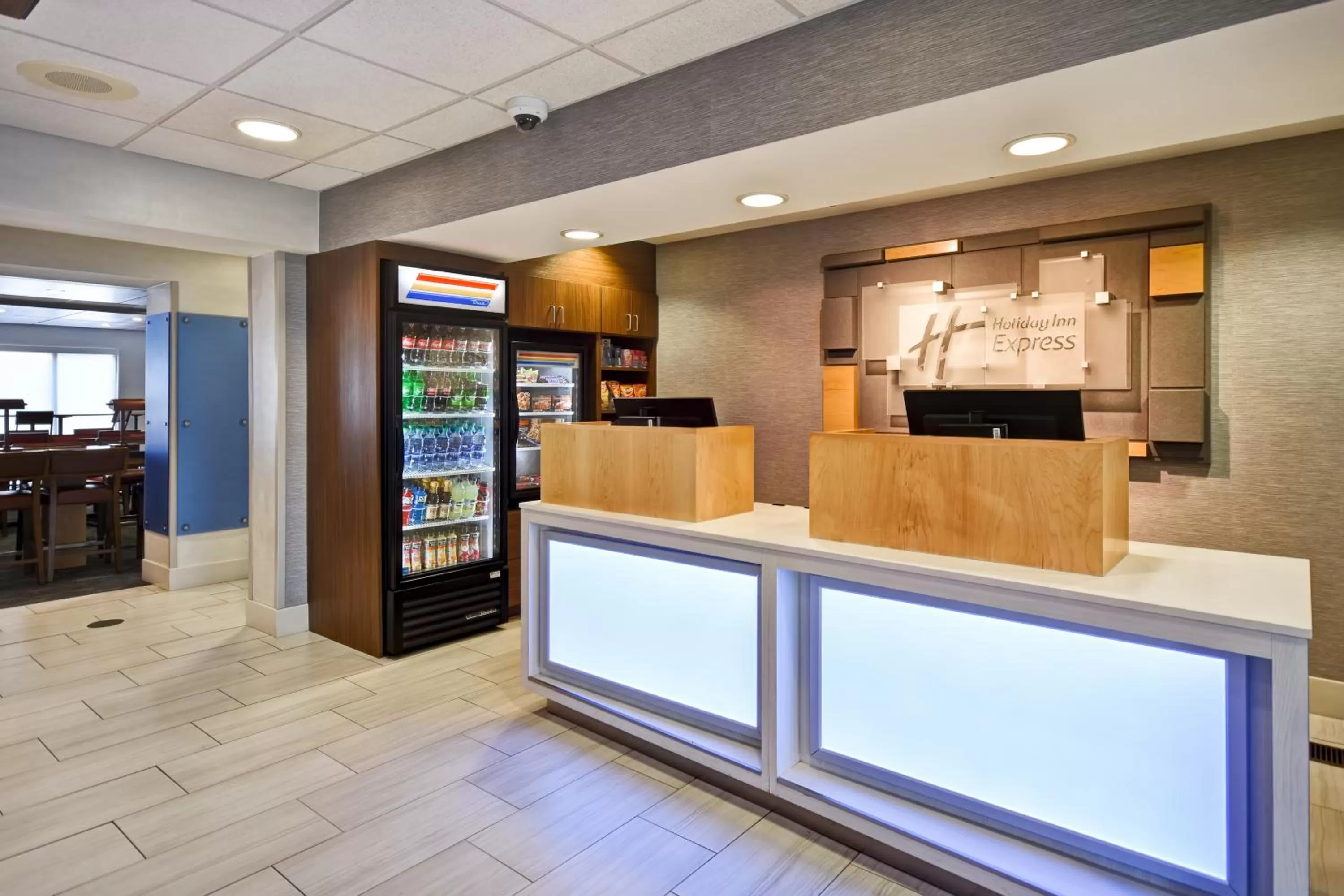 Lobby or reception in Holiday Inn Express Newport North - Middletown by IHG