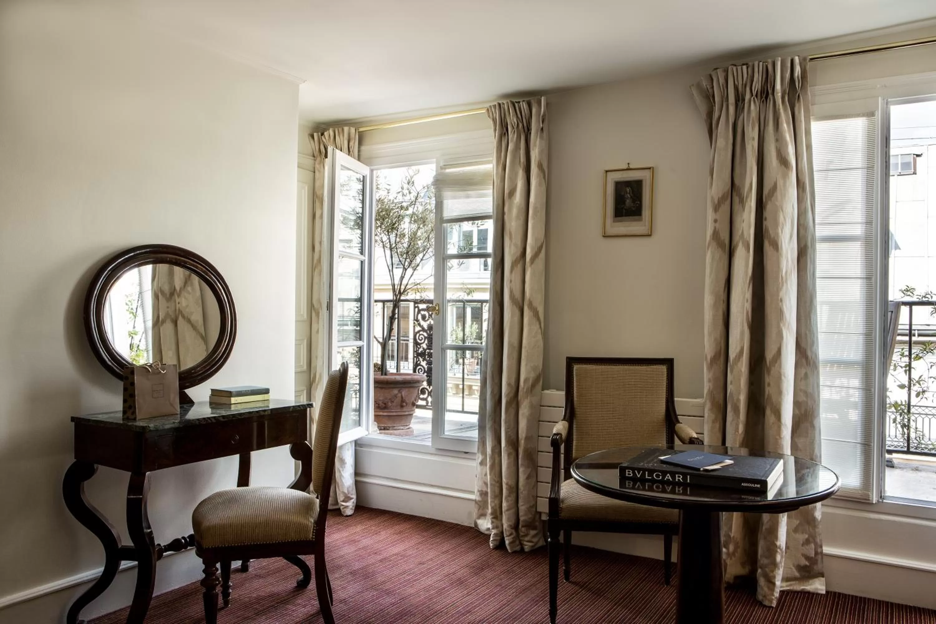 Photo of the whole room in Hôtel Mansart - Esprit de France