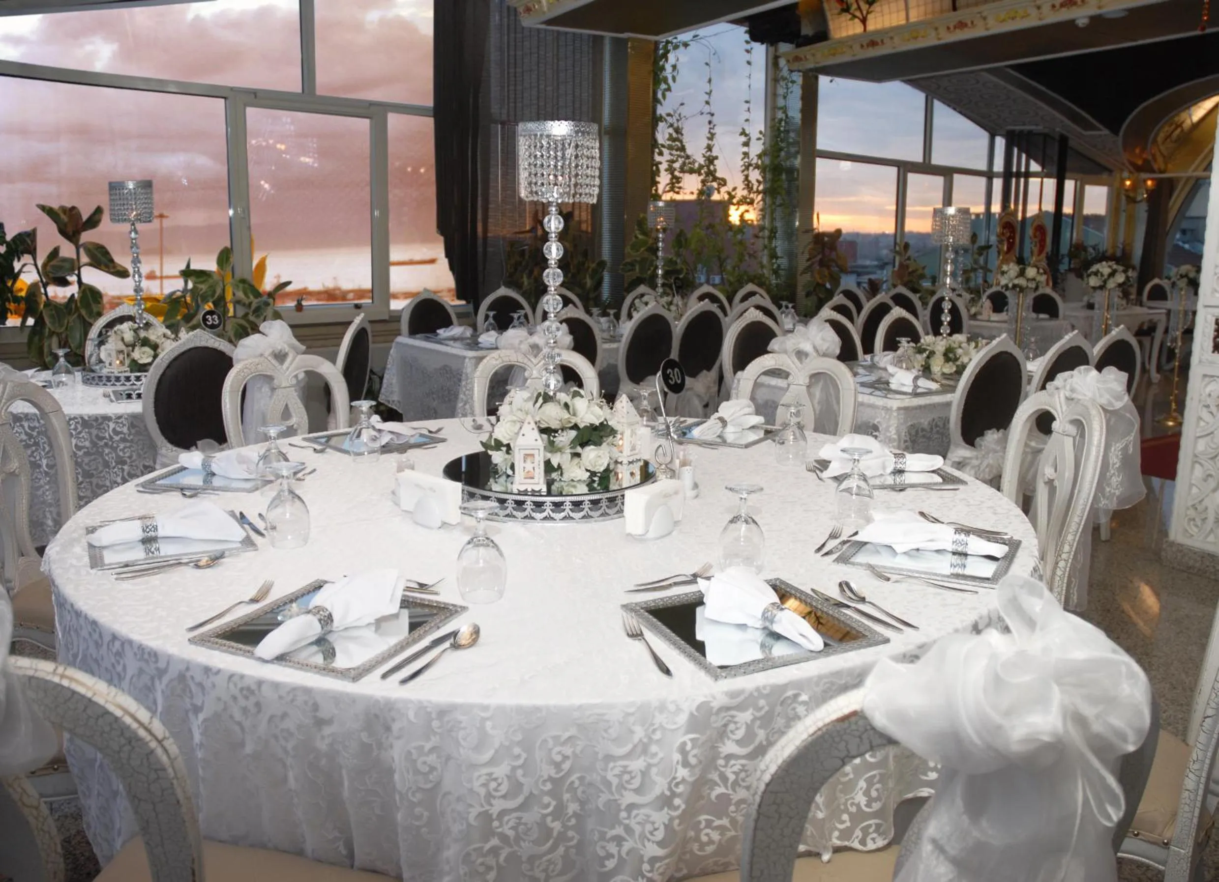 Restaurant/places to eat in Marmaray Hotel