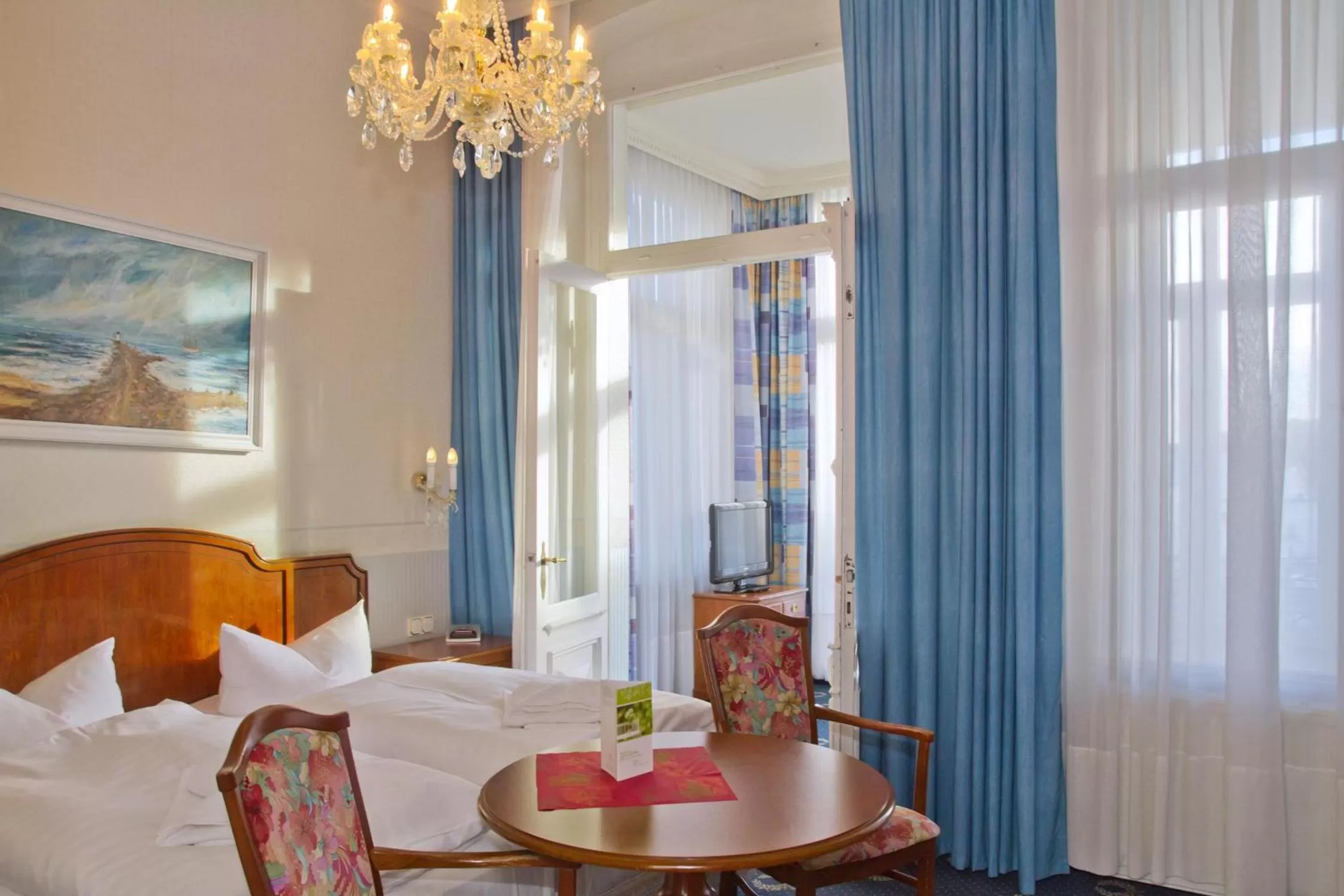 Photo of the whole room, Bed in SEETELHOTEL Villa Esplanade mit Aurora die zwei Villen als Rückzugsorte mit Stil, Genuss und Geschichte