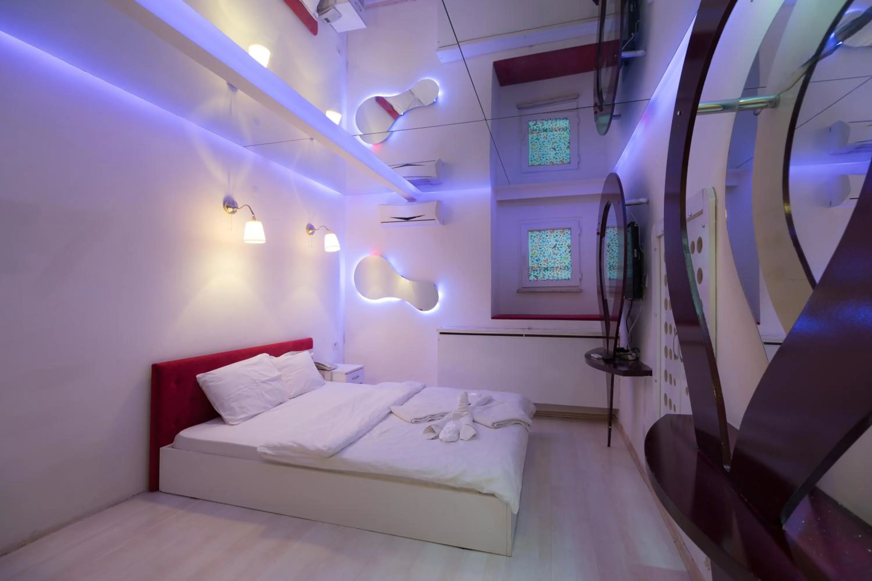 Photo of the whole room, Bed in Element Suites