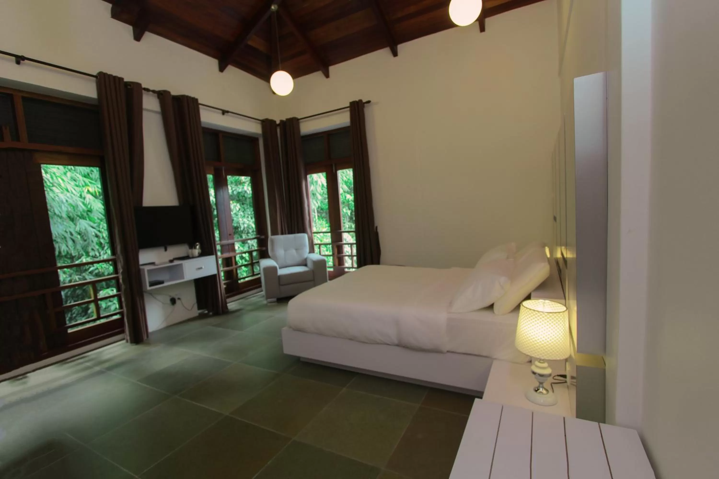 Photo of the whole room, Bed in Harmony Valley Retreat