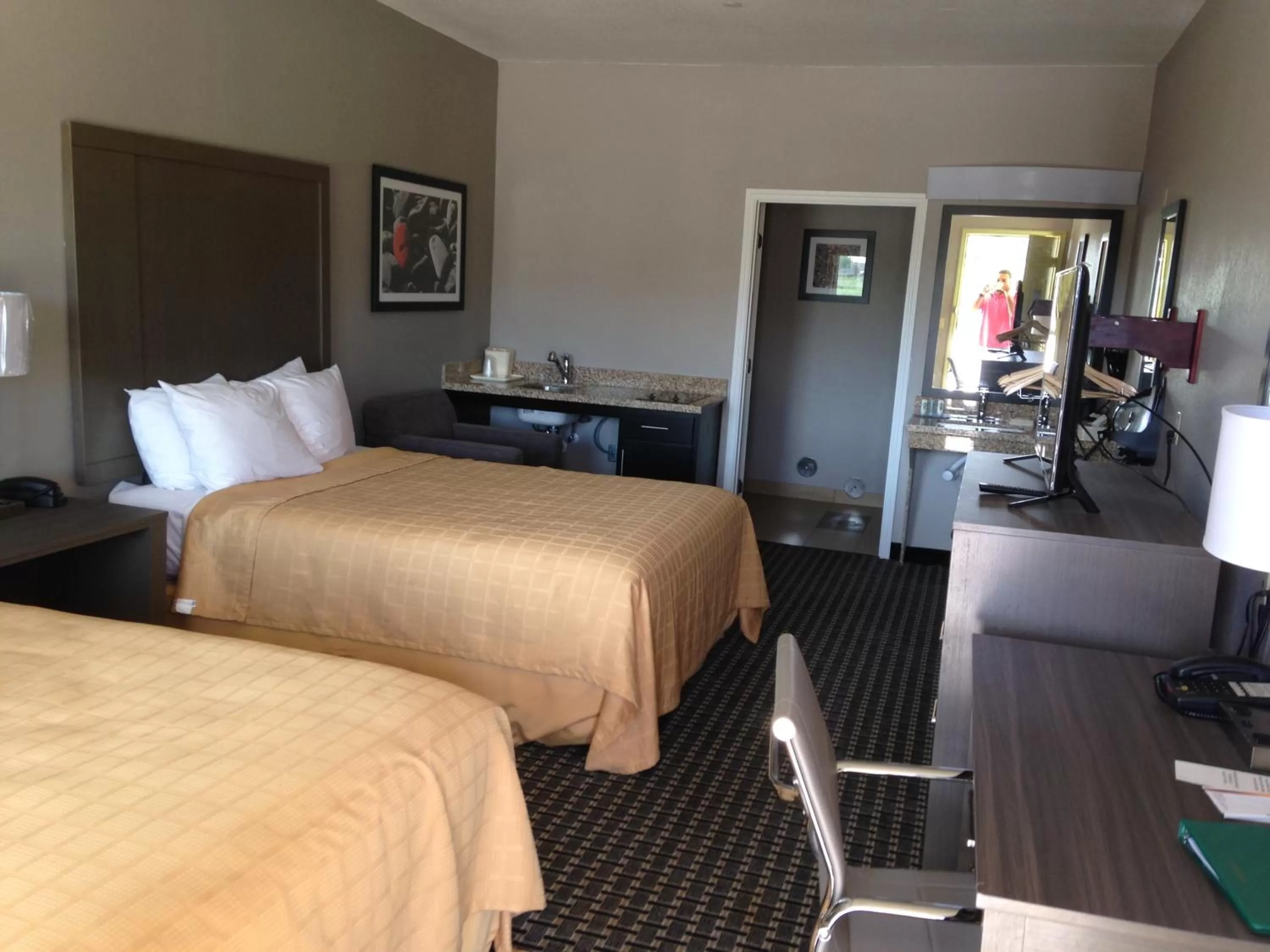 Photo of the whole room, Bed in Scottish Inn & Suites Cotulla, TX