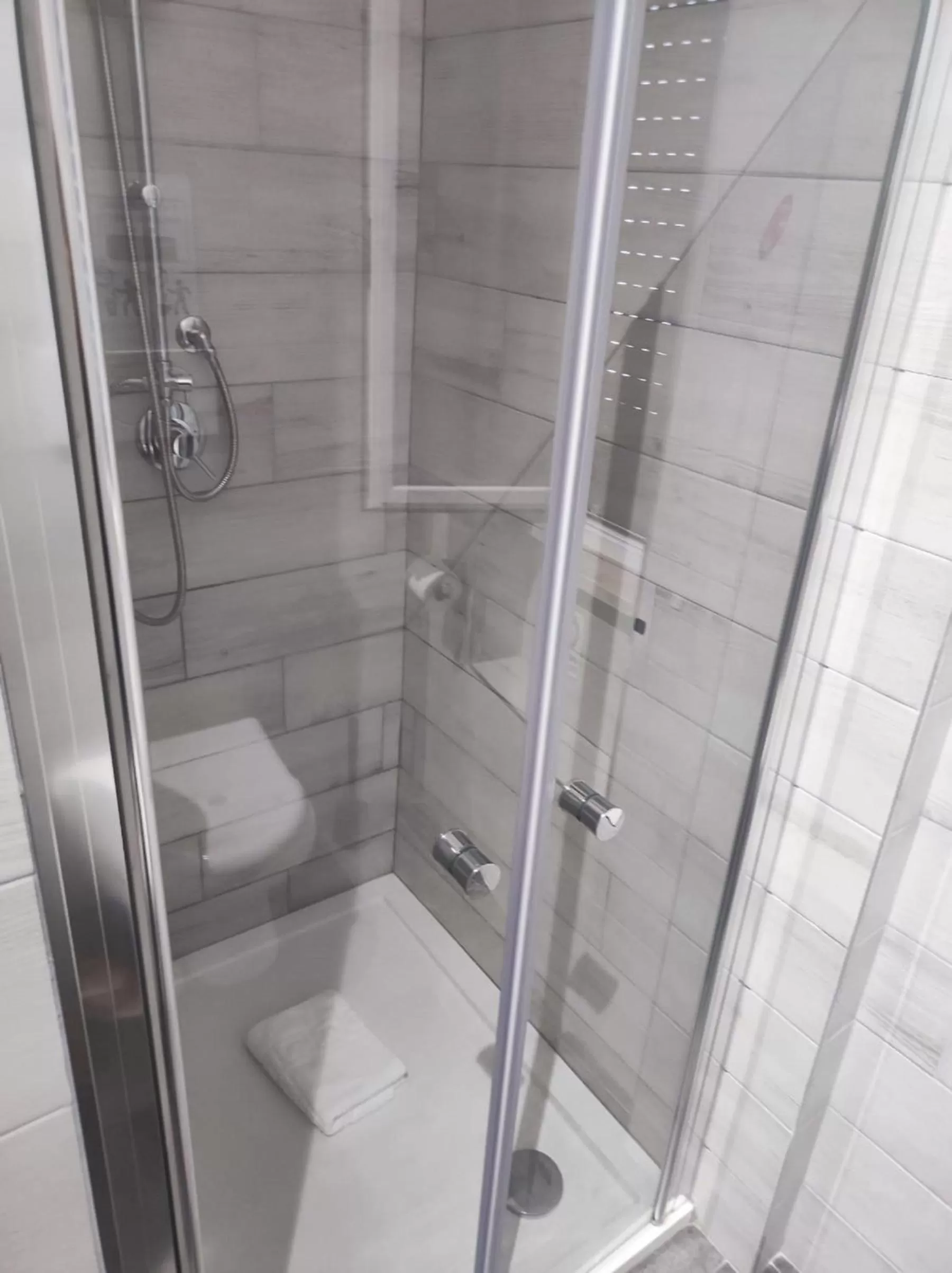 Shower, Bathroom in UN PASSO DAL MARE bed&breakfast San Salvo Marina