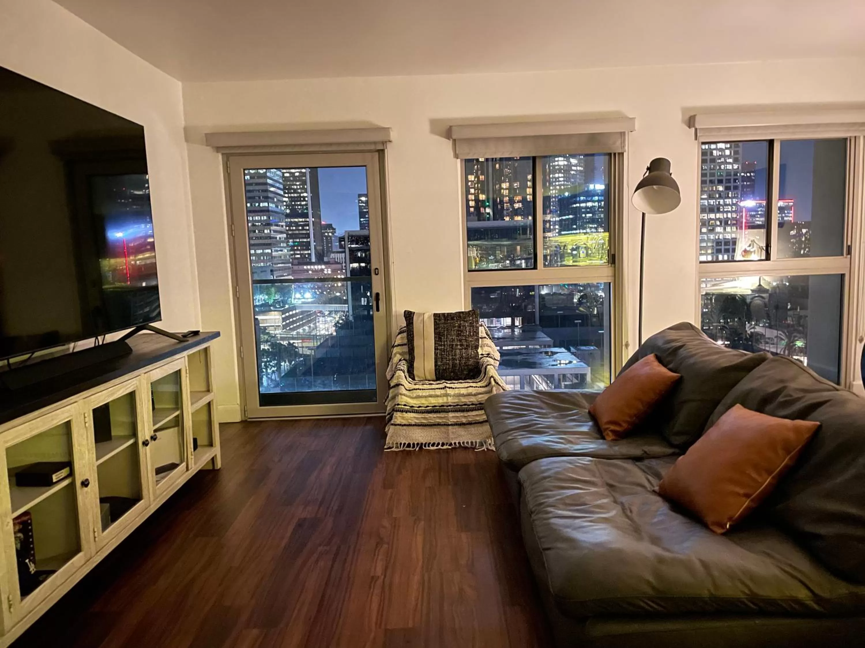 TV and multimedia, Seating Area in Amazing DTLA View 1bd Full Kitchen Free Private Parking.