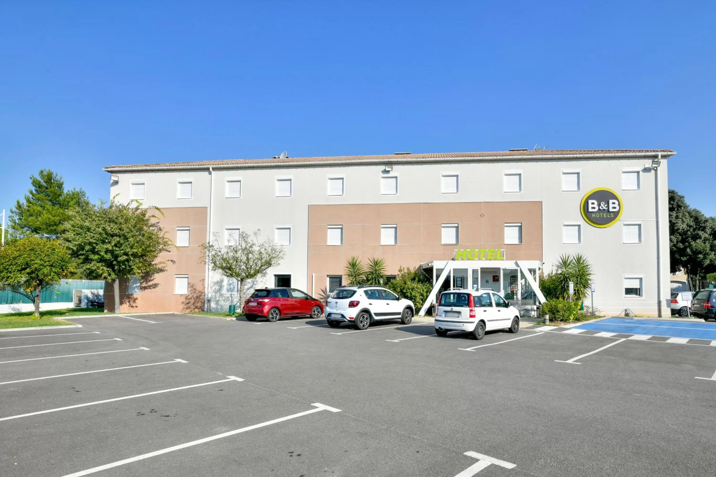 Facade/entrance in B&B HOTEL Bollène