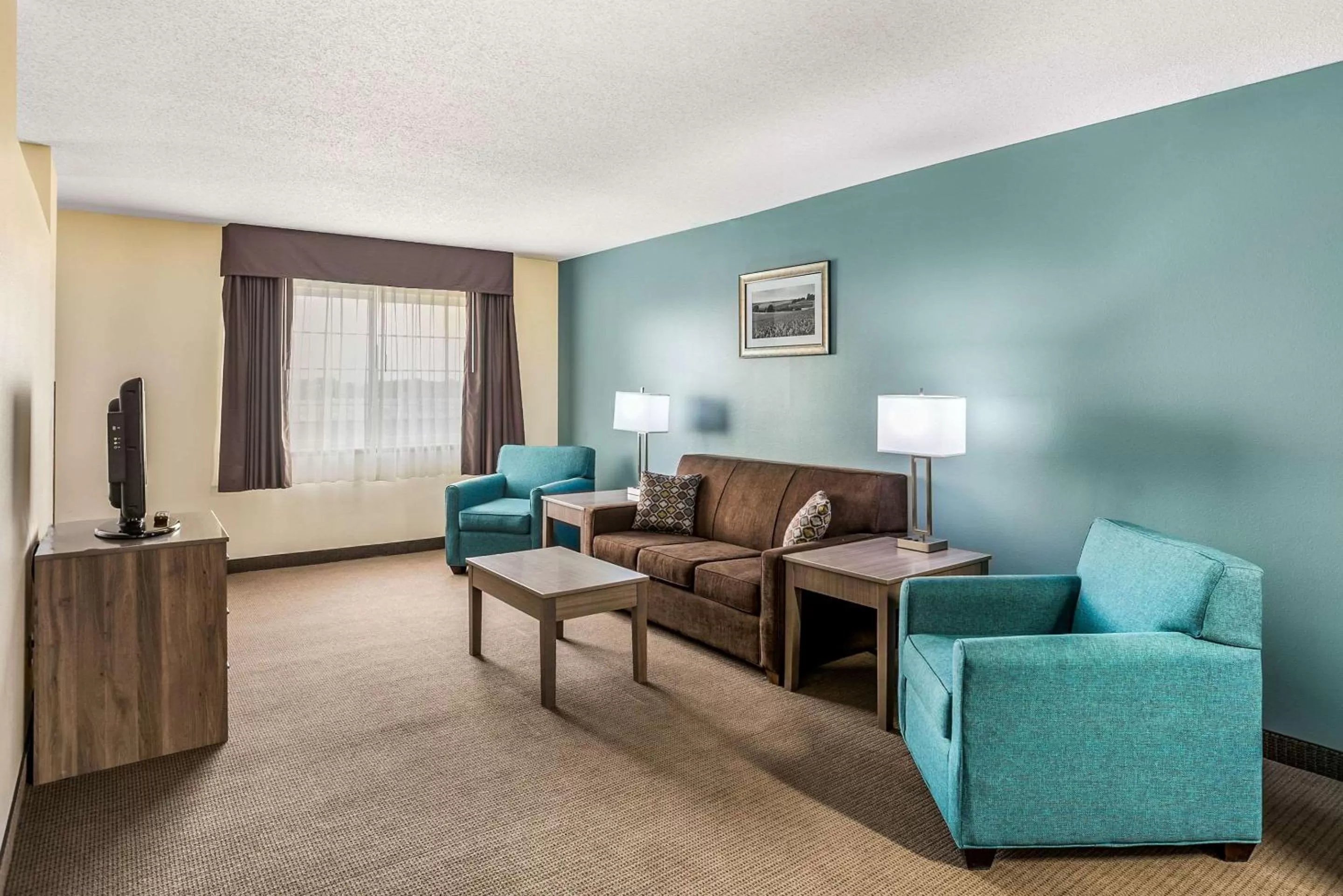 Photo of the whole room in MainStay Suites Cedar Rapids North - Marion