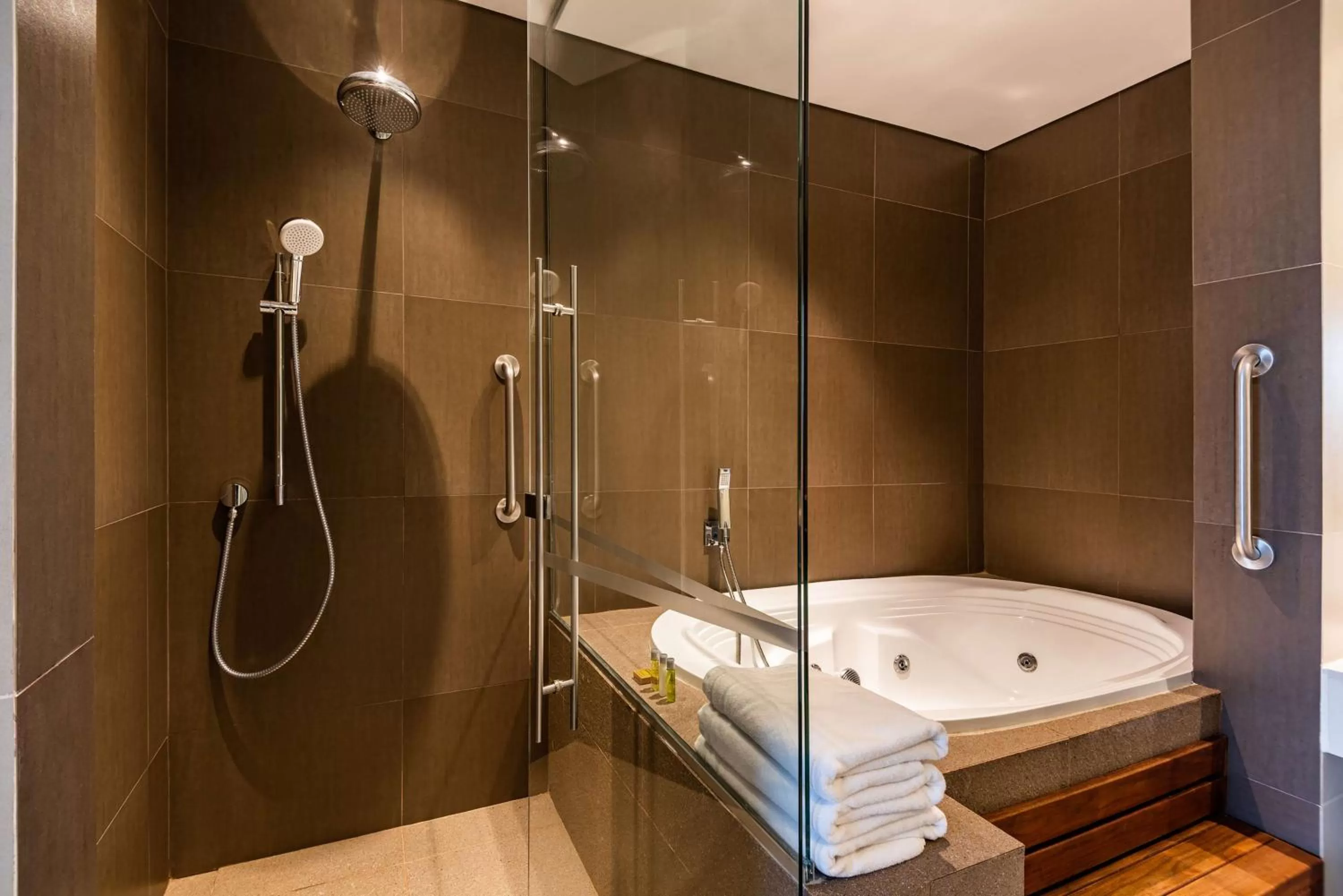 Shower in Hilton DoubleTree Bogotá Salitre AR