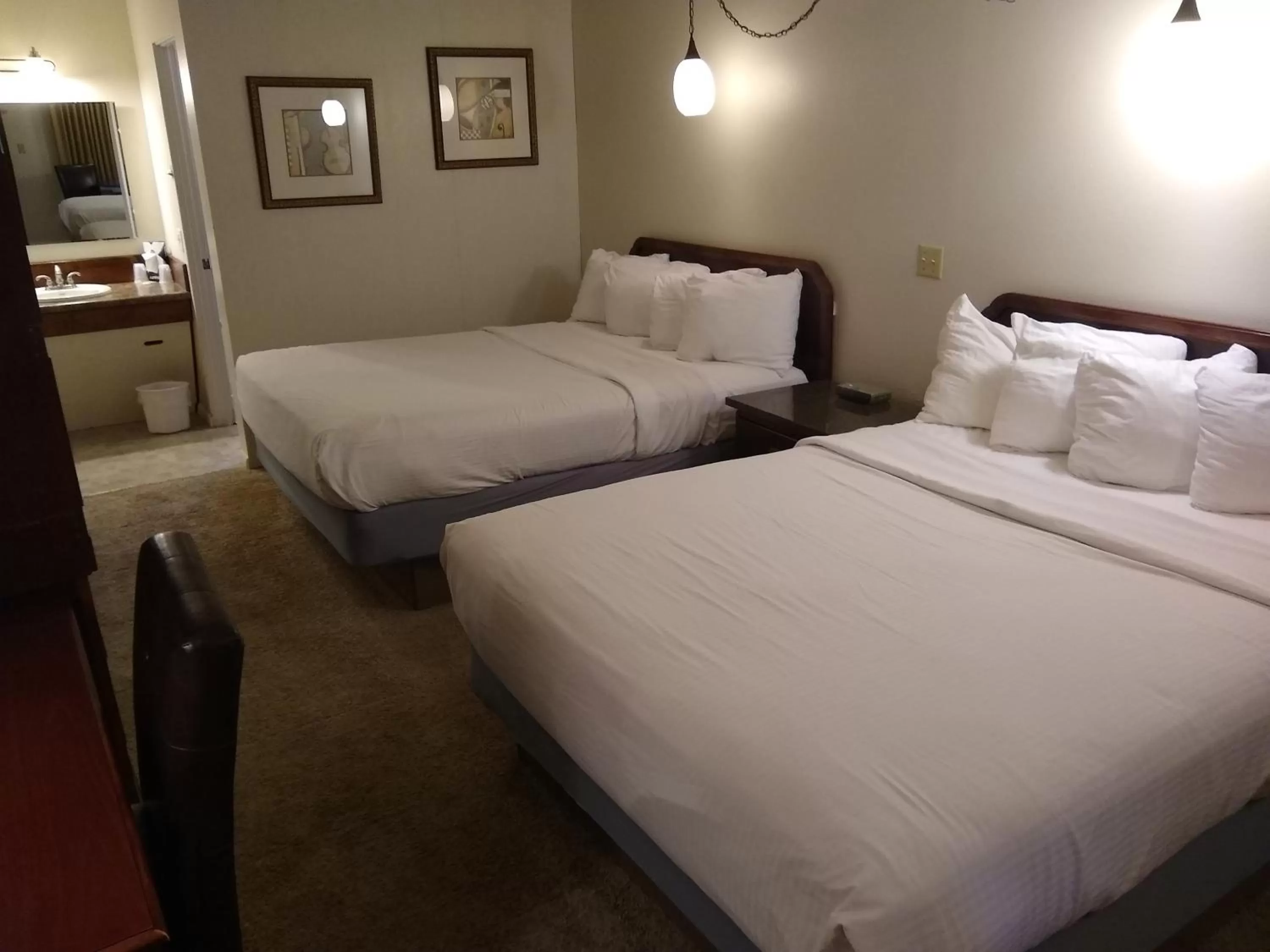 Photo of the whole room, Bed in Townhouse Motel