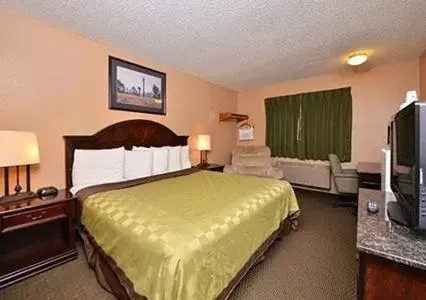 Standard King Room - Non Smoking in Rodeway Inn West Fargo Standard King Room - Non Smoking in Rodeway Inn West Fargo