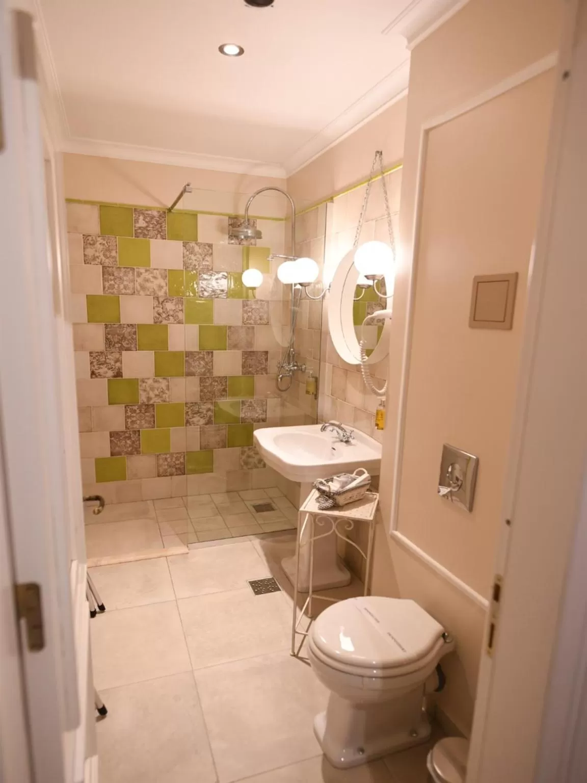 Shower in Hotel Splendid 1900