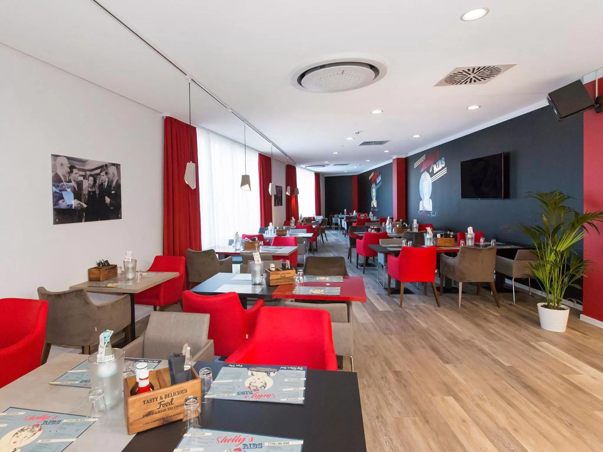 Restaurant/places to eat in DORMERO Hotel Roth