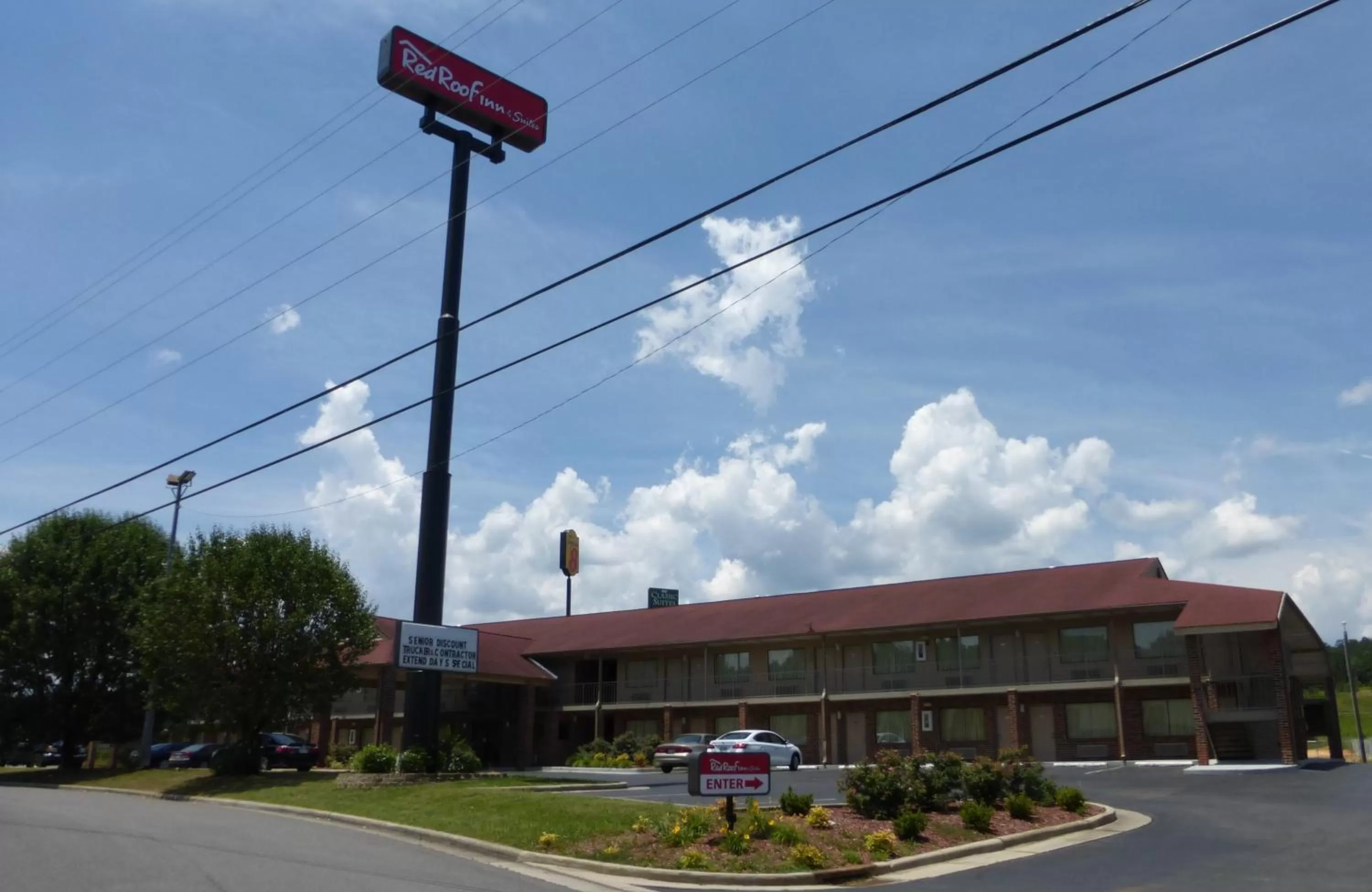 Property building in Red Roof Inn & Suites Cleveland, TN