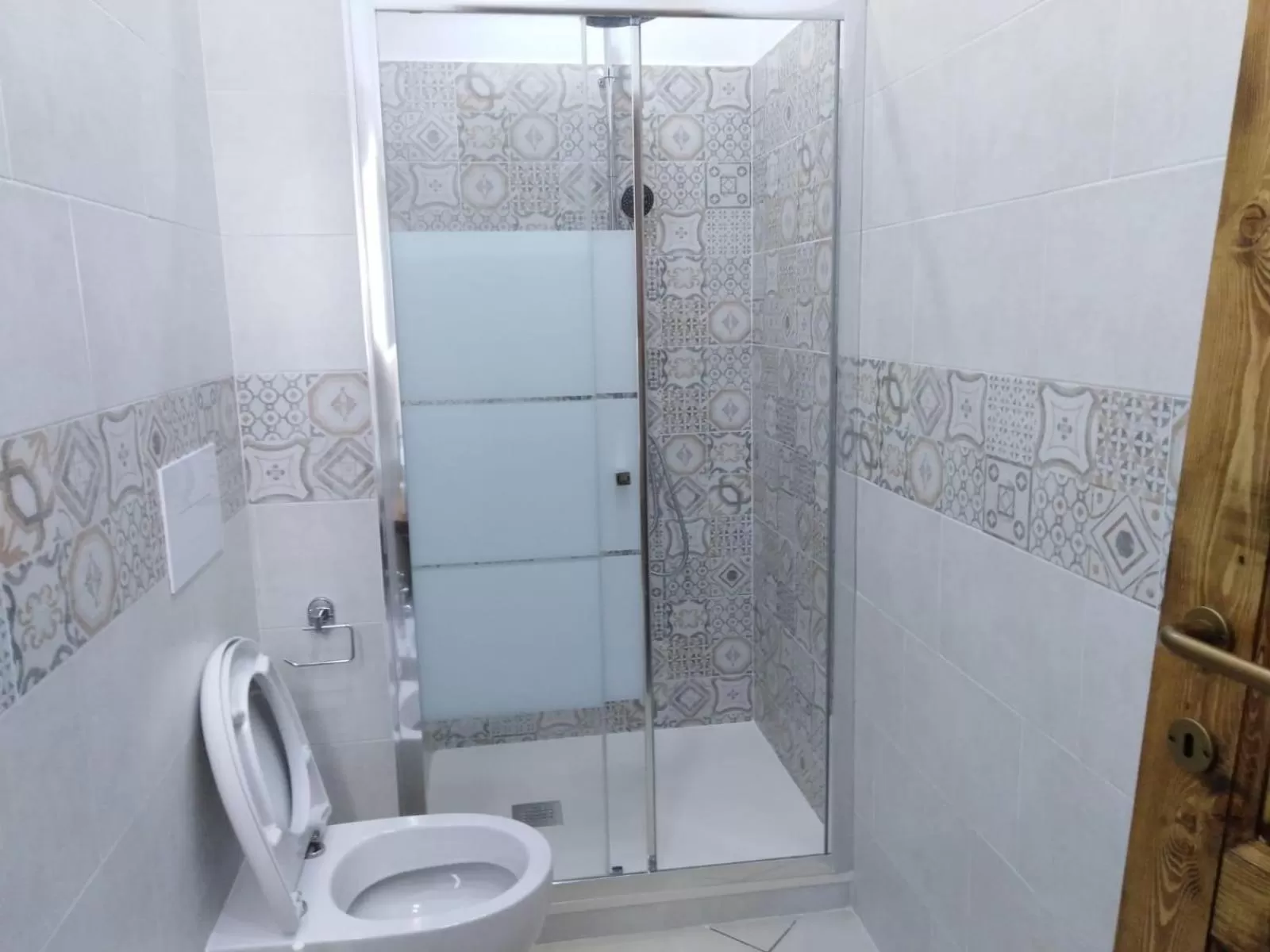 Shower in B&B LA PIETRA