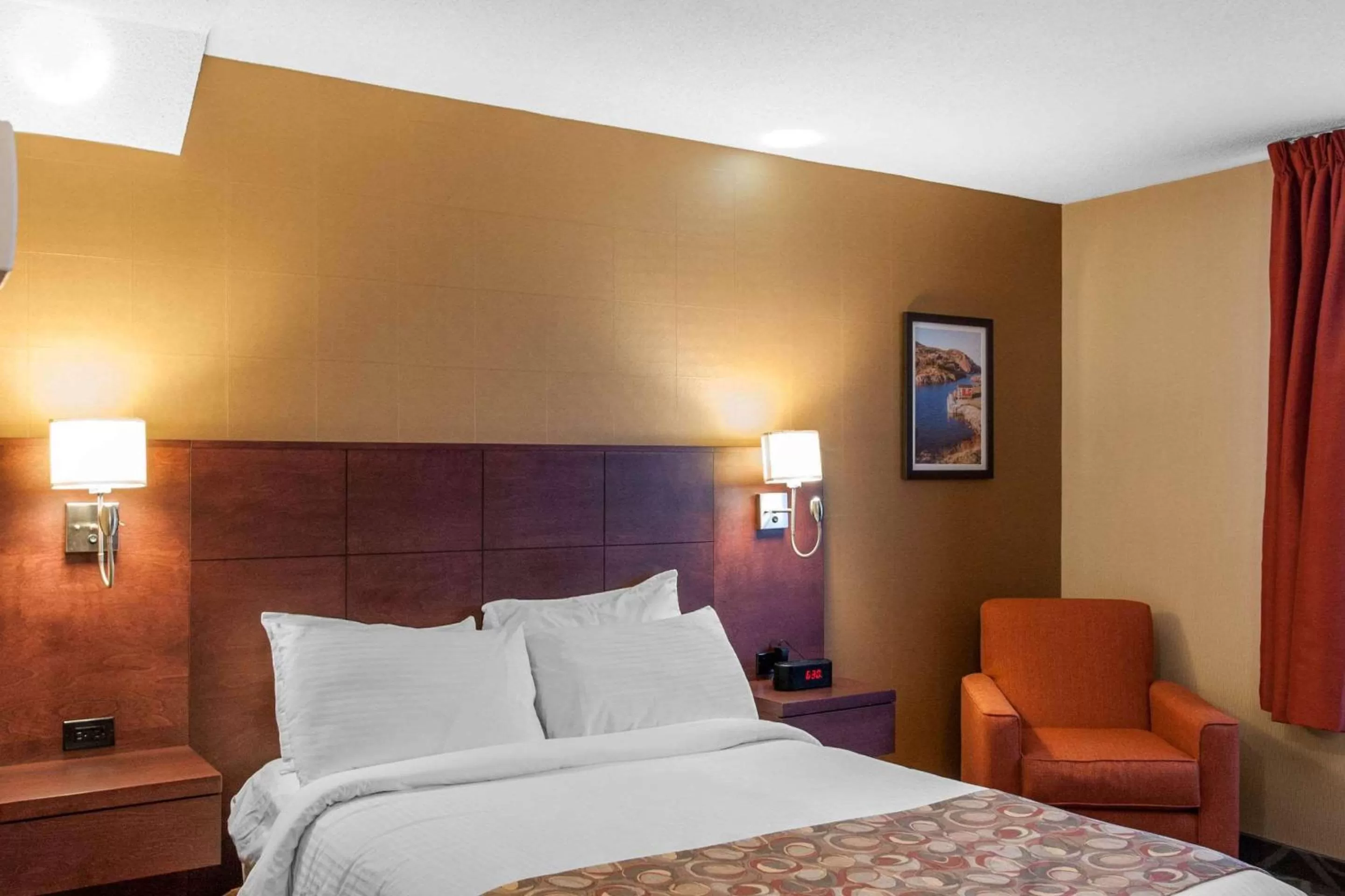 Photo of the whole room, Bed in Quality Hotel & Suites