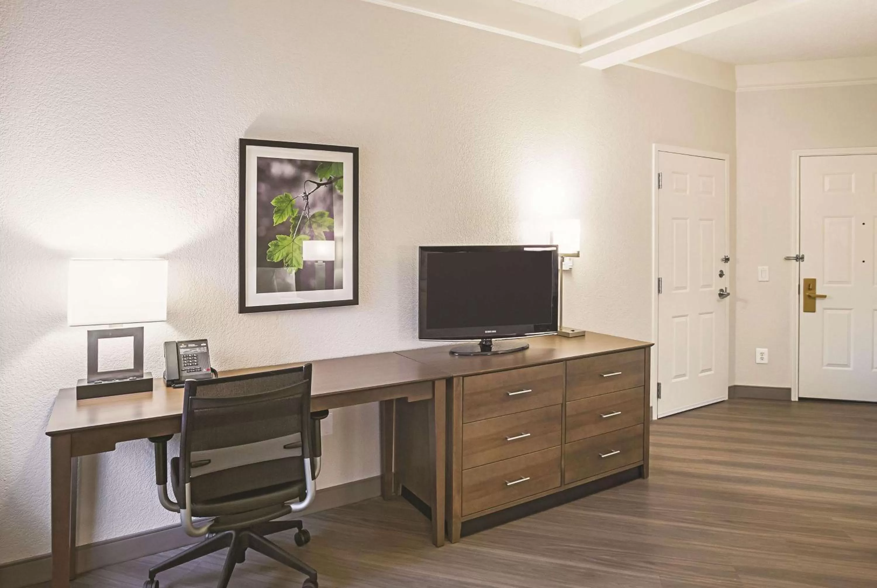 Photo of the whole room in La Quinta by Wyndham Fort Worth North