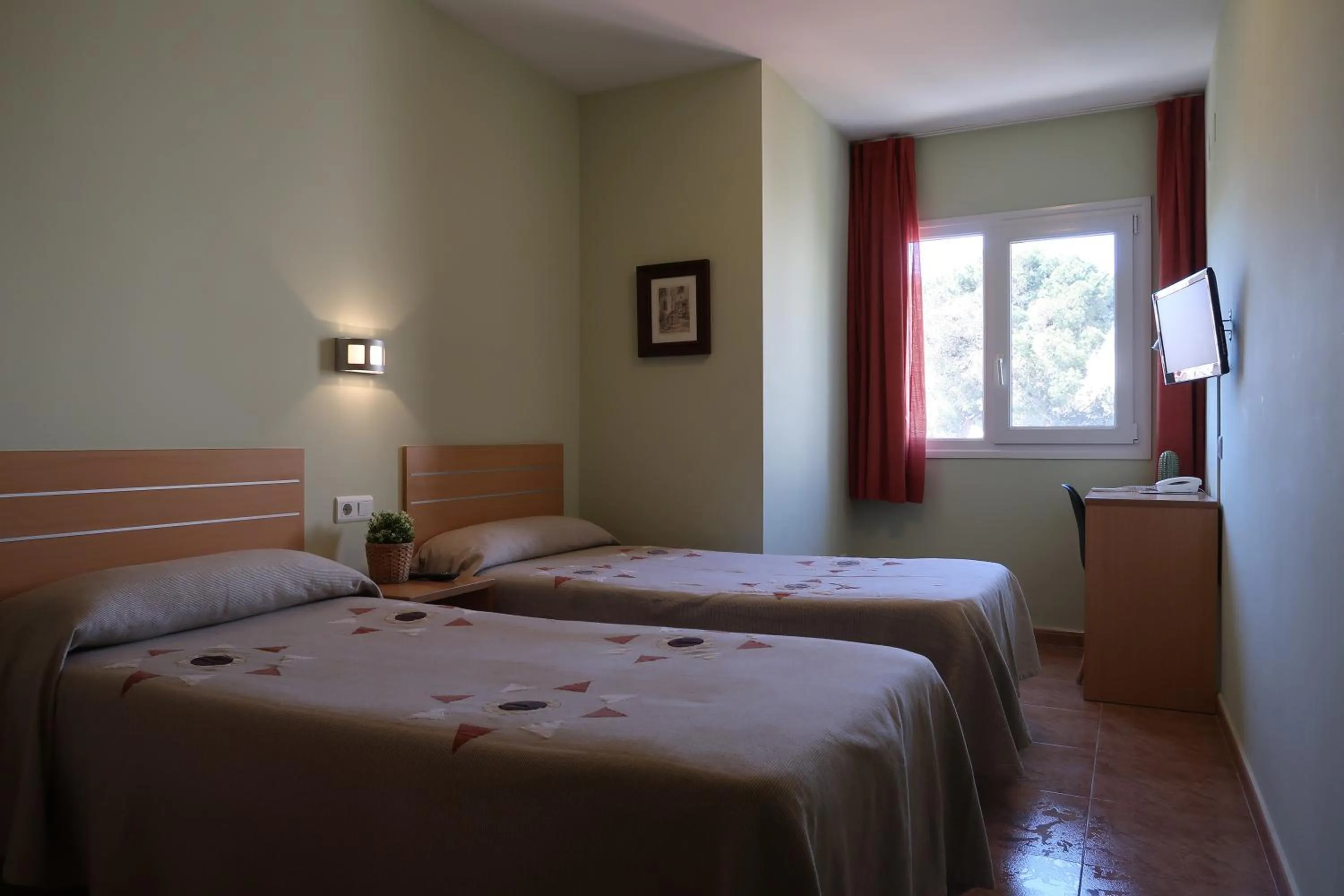 Photo of the whole room, Bed in El Camí Hotel