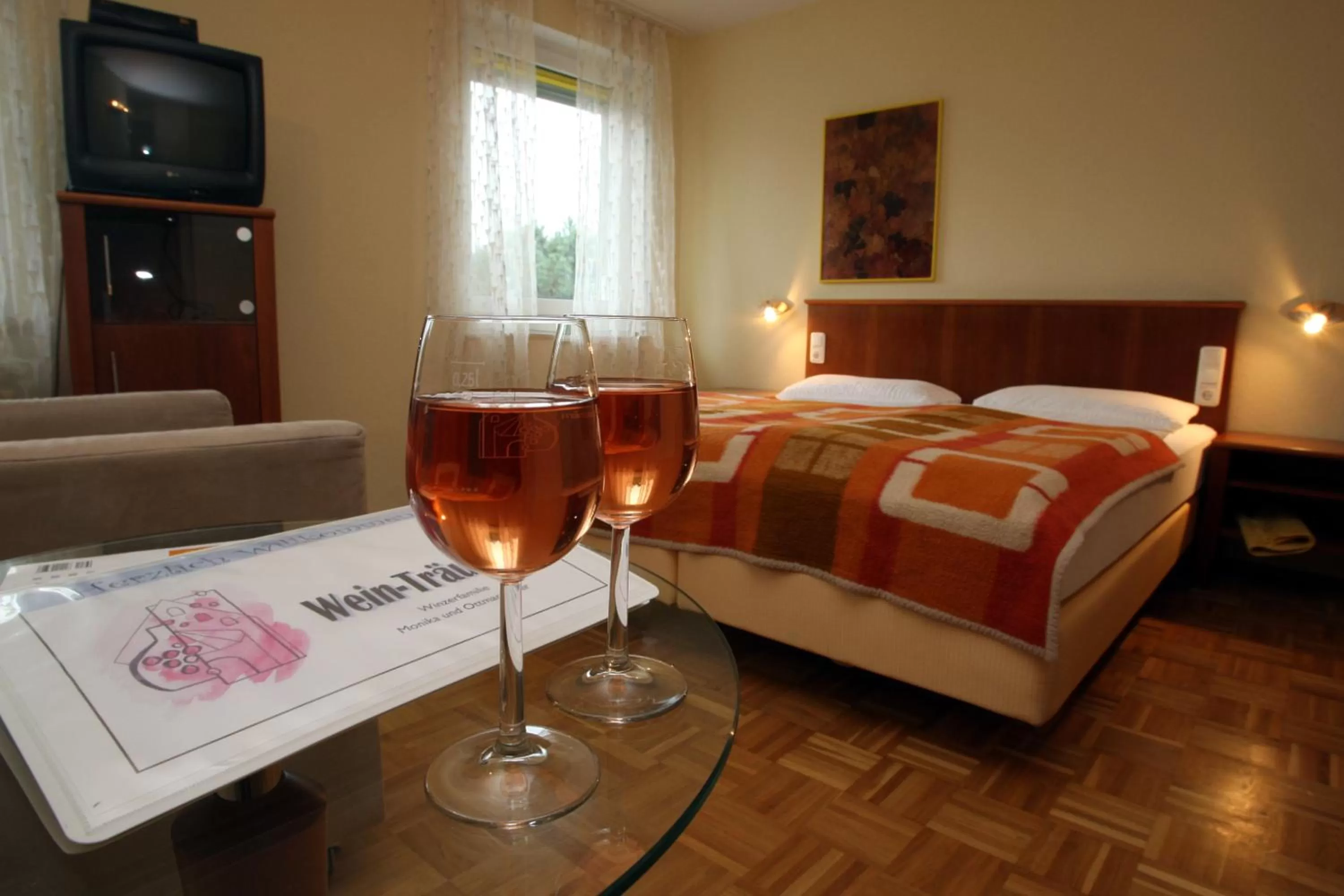 Photo of the whole room, Bed in Wein-Träume