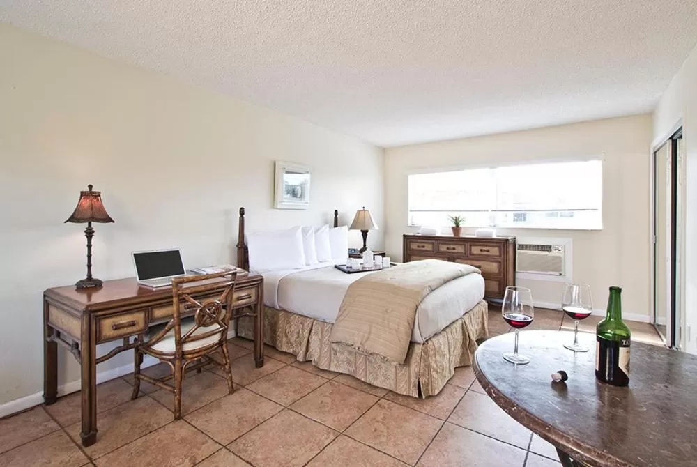 Day, Bed in Ocean Lodge