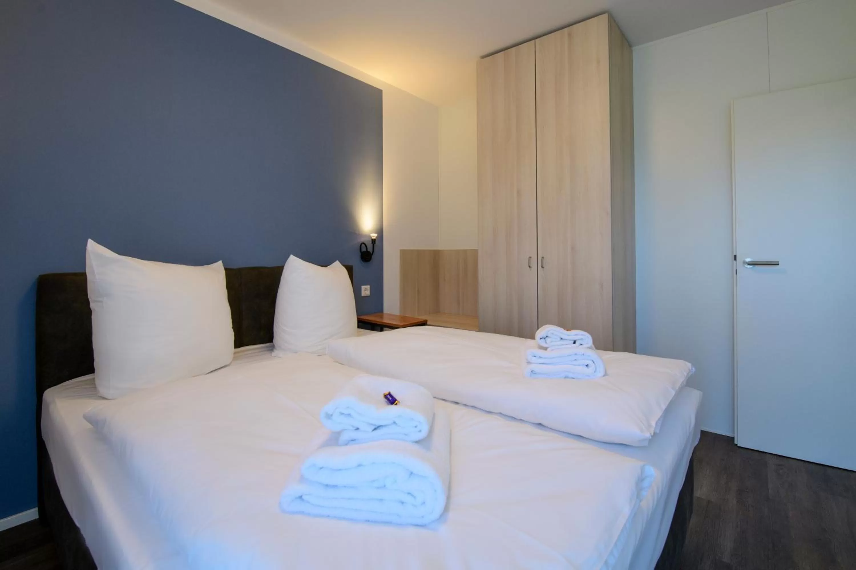 Bed in Smart & Stay Aparthotel Saarbrücken Süd - Self-Check-In - Free Parking