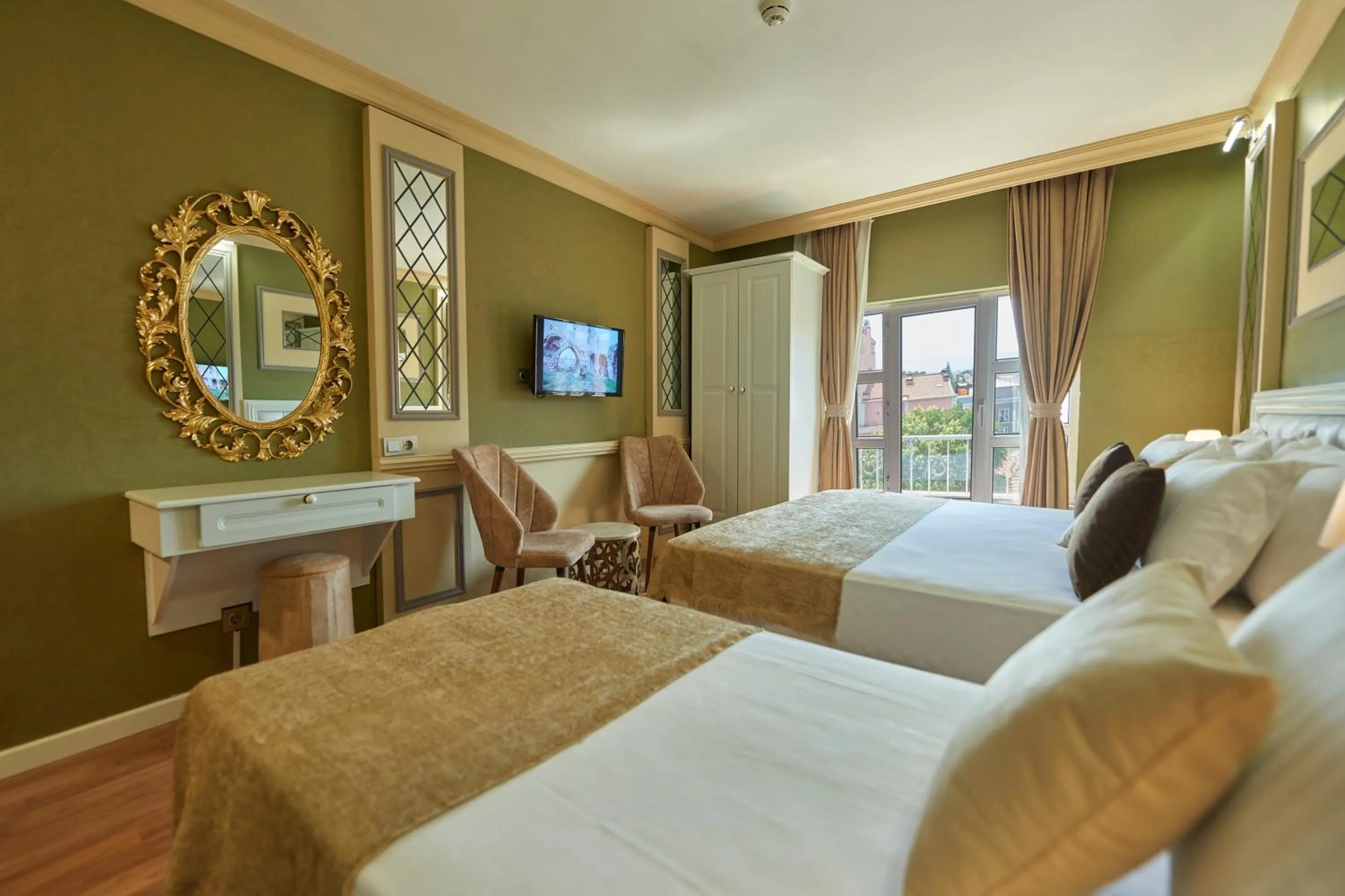 Photo of the whole room, Bed in Sunlight Hotel