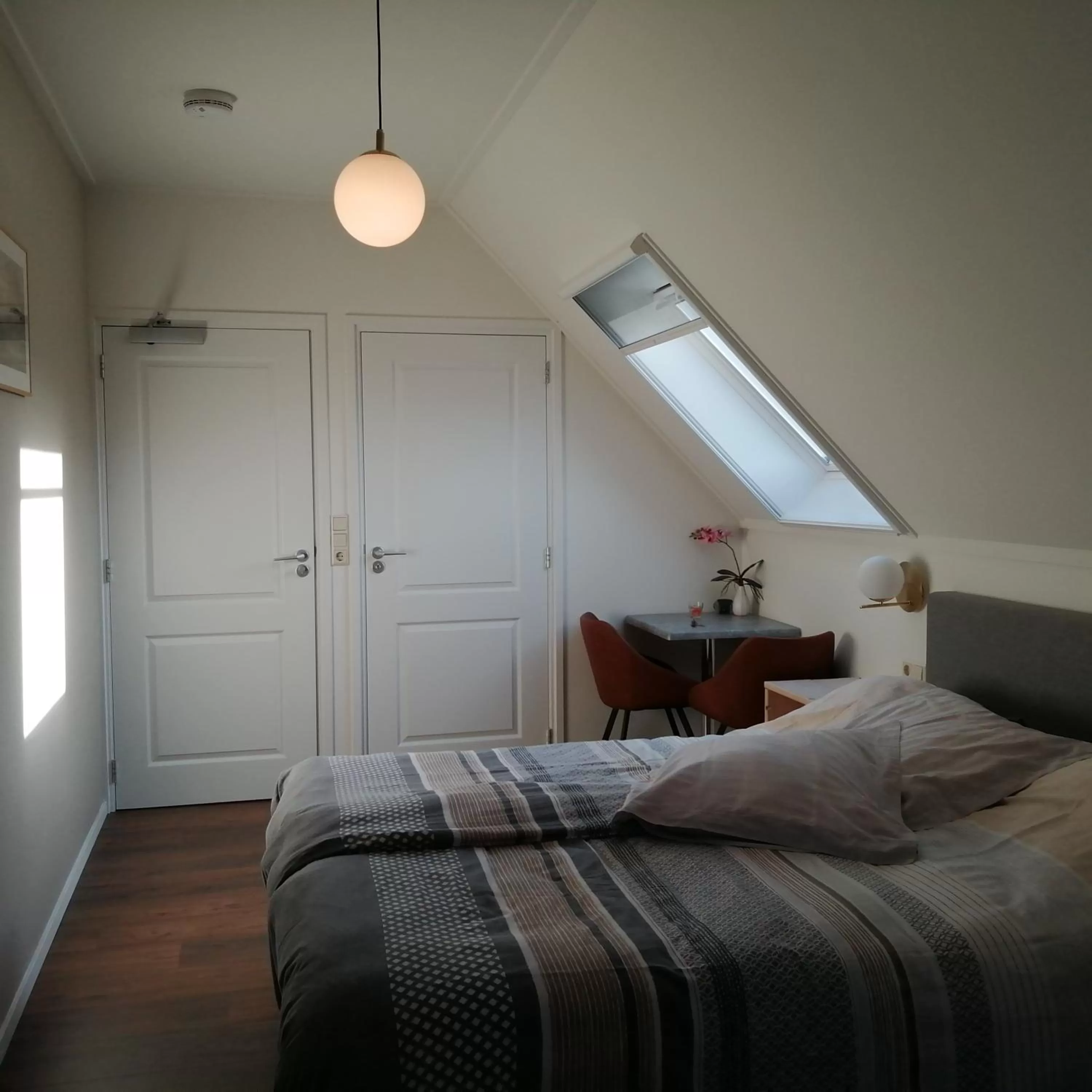Photo of the whole room, Bed in Veenemaat