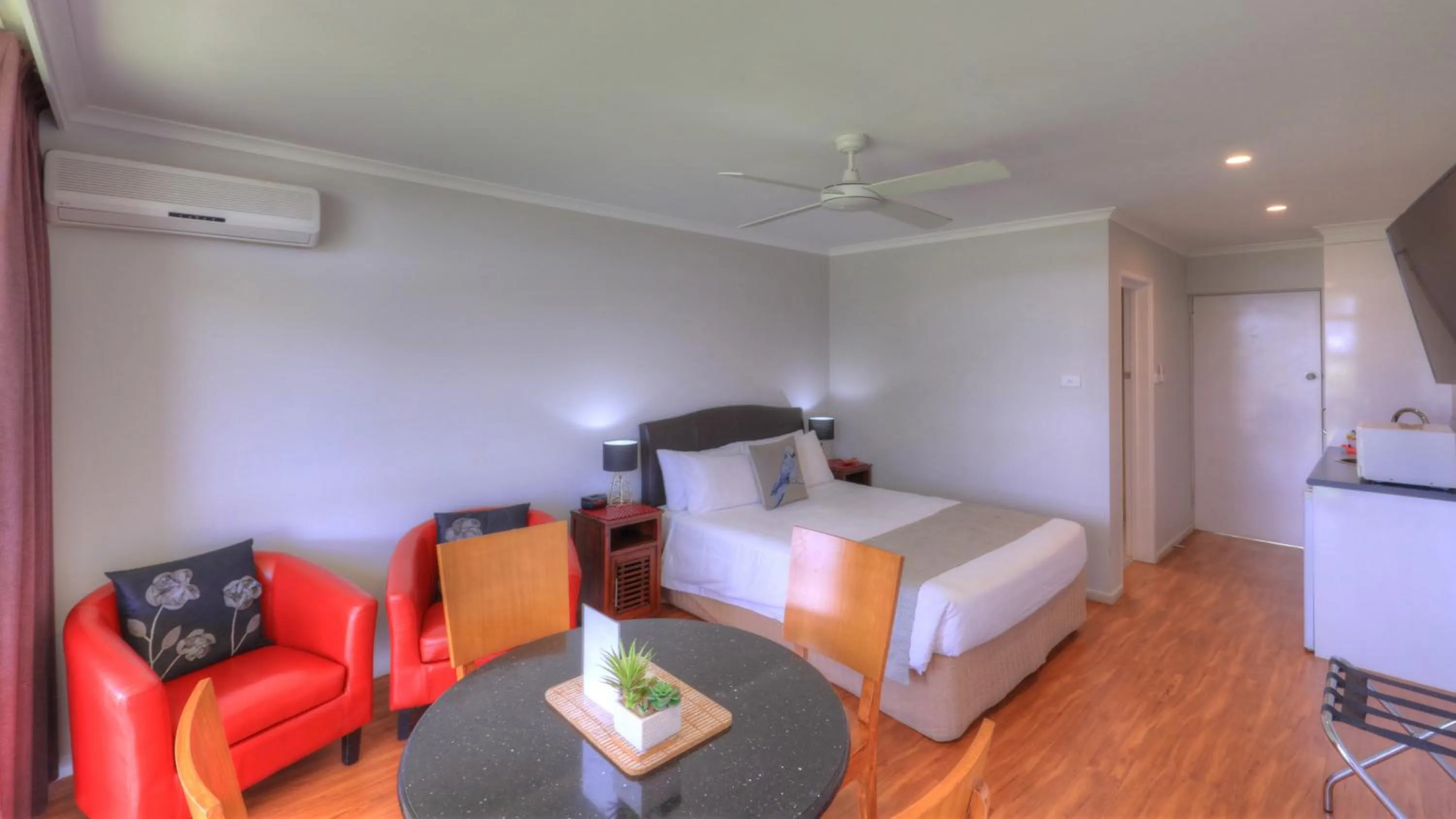 TV and multimedia, Bed in Atherton Motel