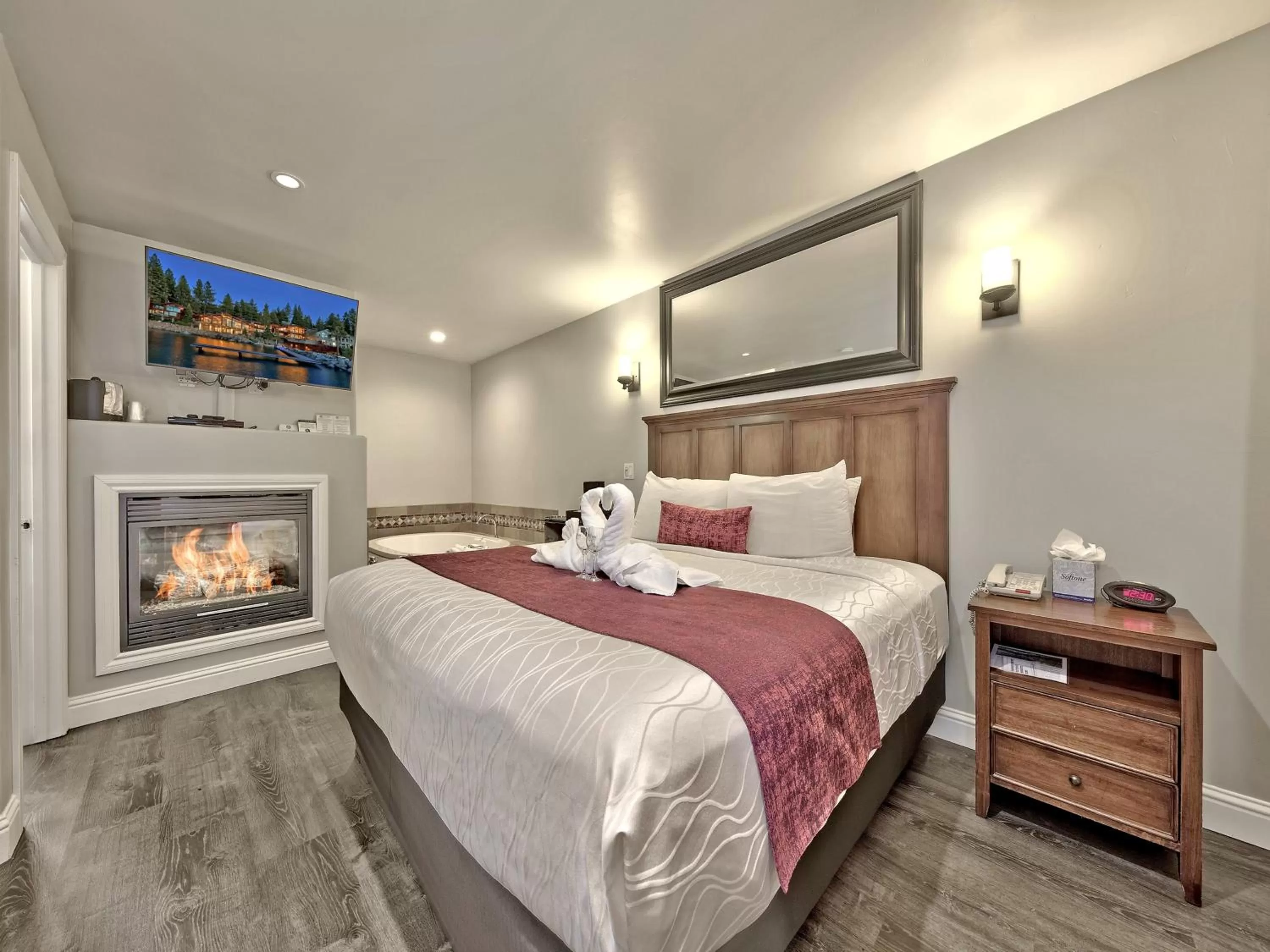 Photo of the whole room, Bed in Secrets Inn Lake Tahoe