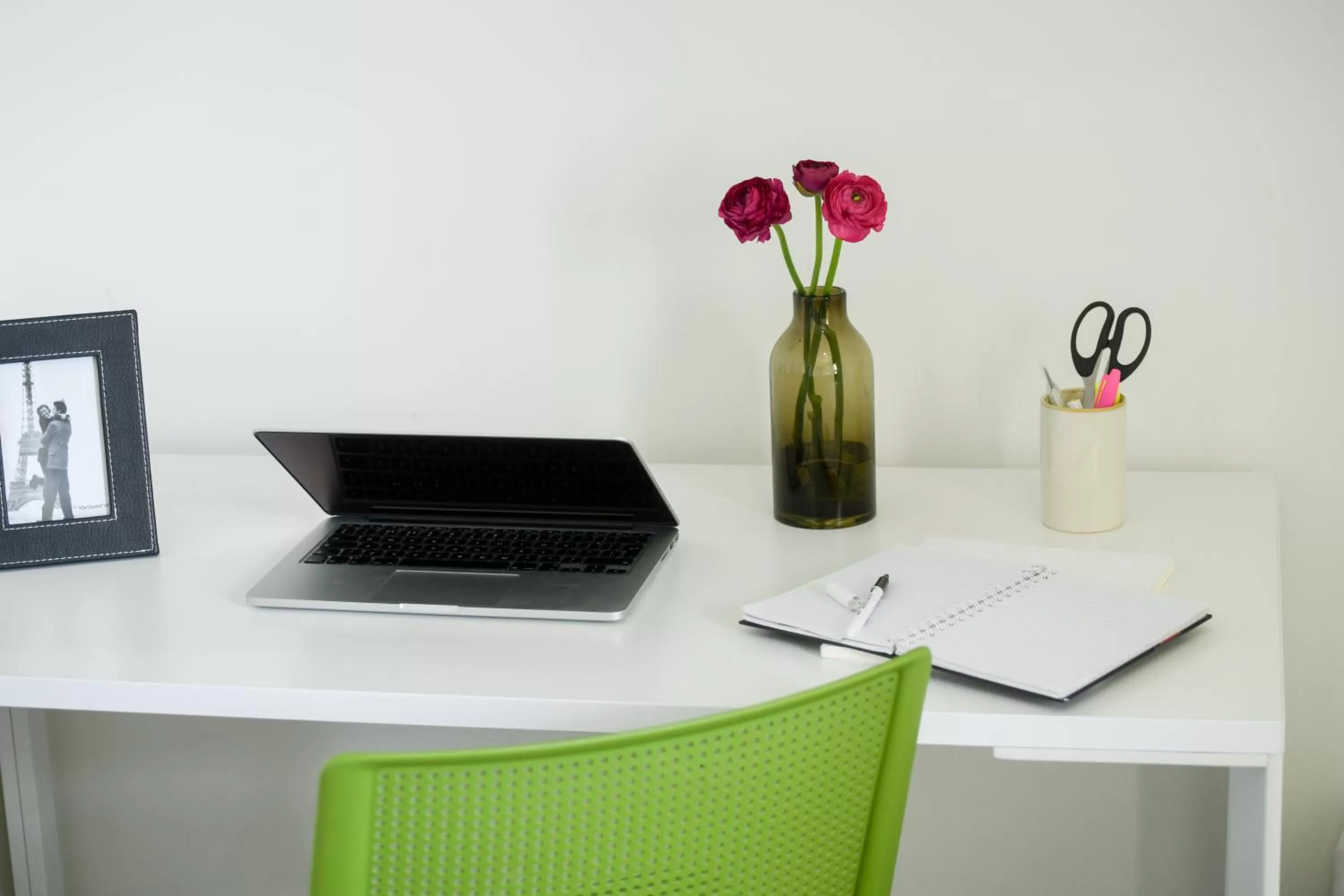 hair dresser in דירות גני תערוכה - TLV university apartments near Expo by Sea N' Rent