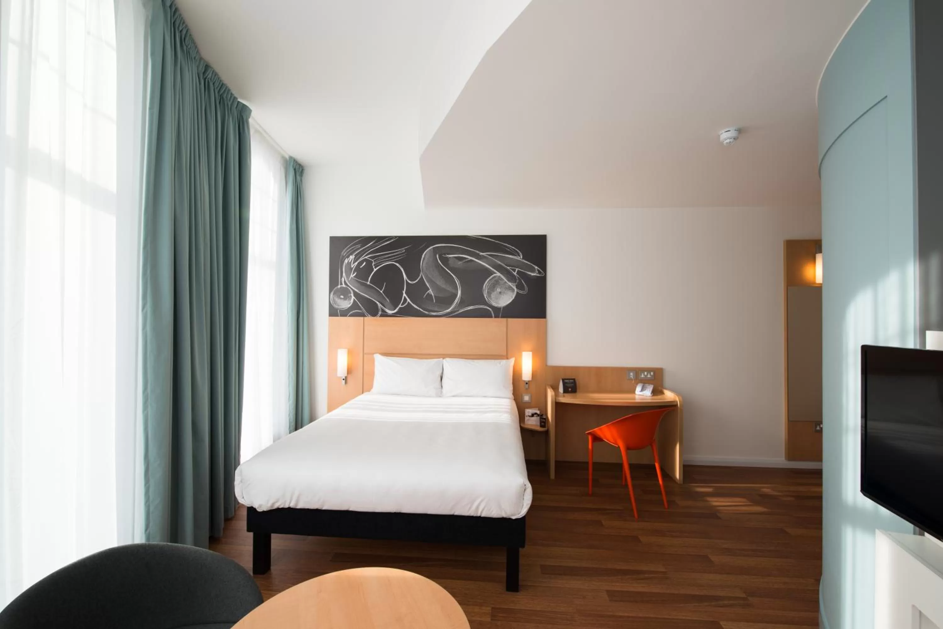 Photo of the whole room, Bed in ibis Edinburgh Centre South Bridge – Royal Mile