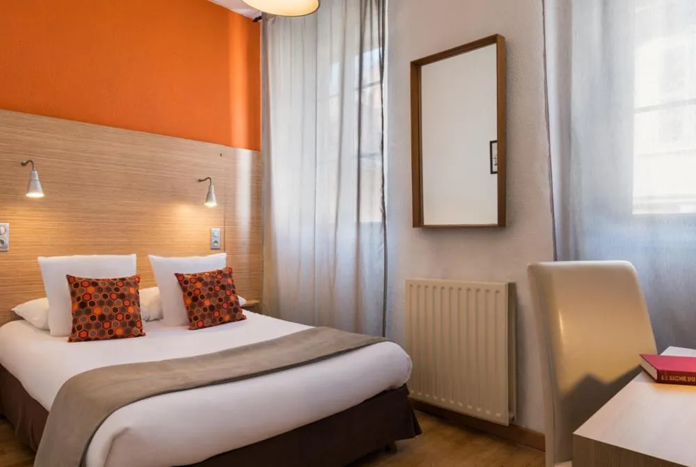 Bed in Hôtel Edmond Rostand