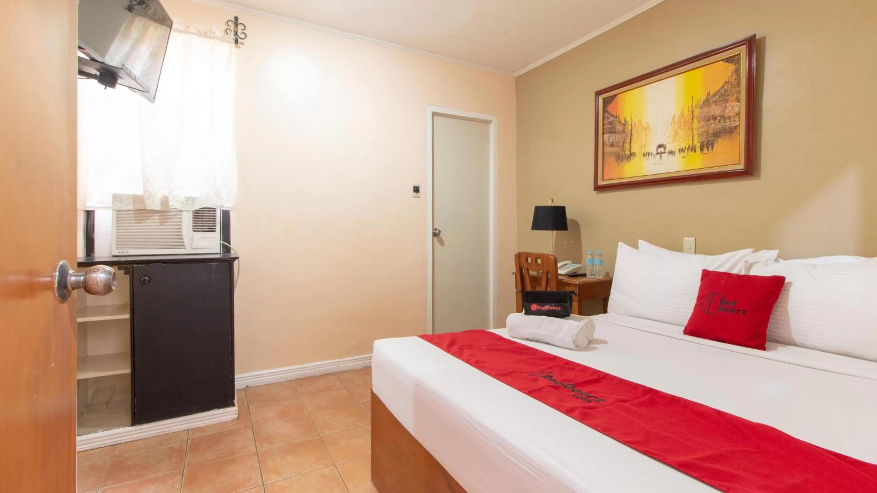 Photo of the whole room, Bed in RedDoorz @ Downtown Tacloban