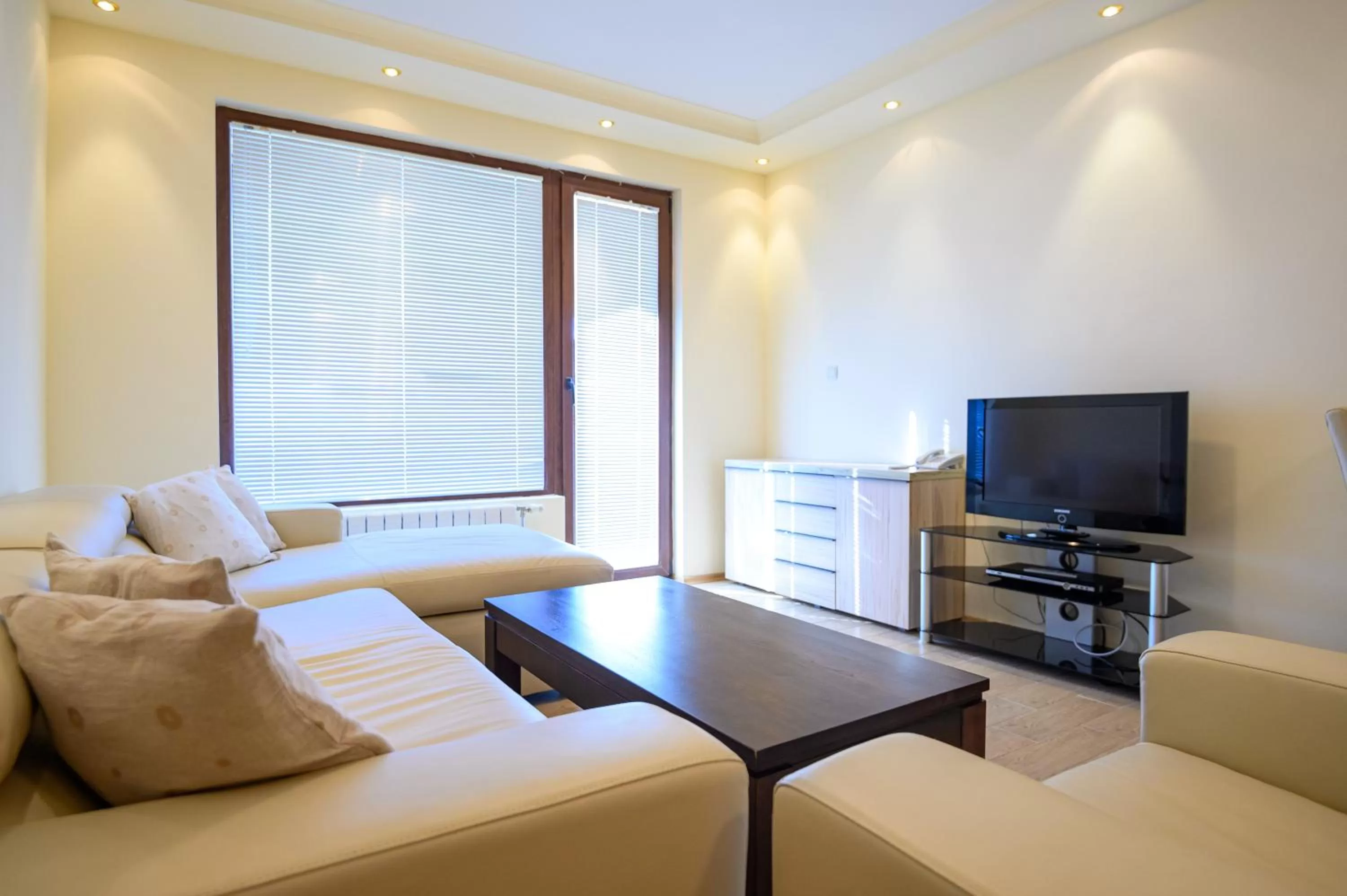 Communal lounge/ TV room in Parklands Hotel & Pool