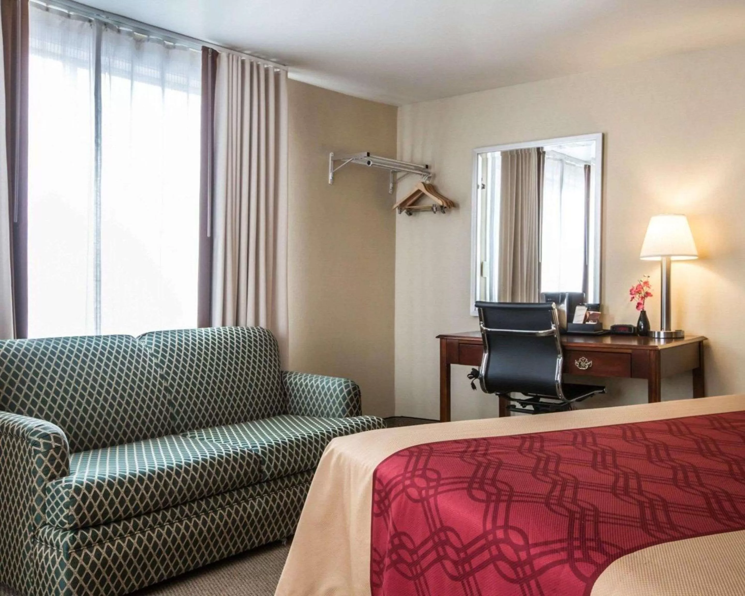 Photo of the whole room in Econo Lodge Lakes Region