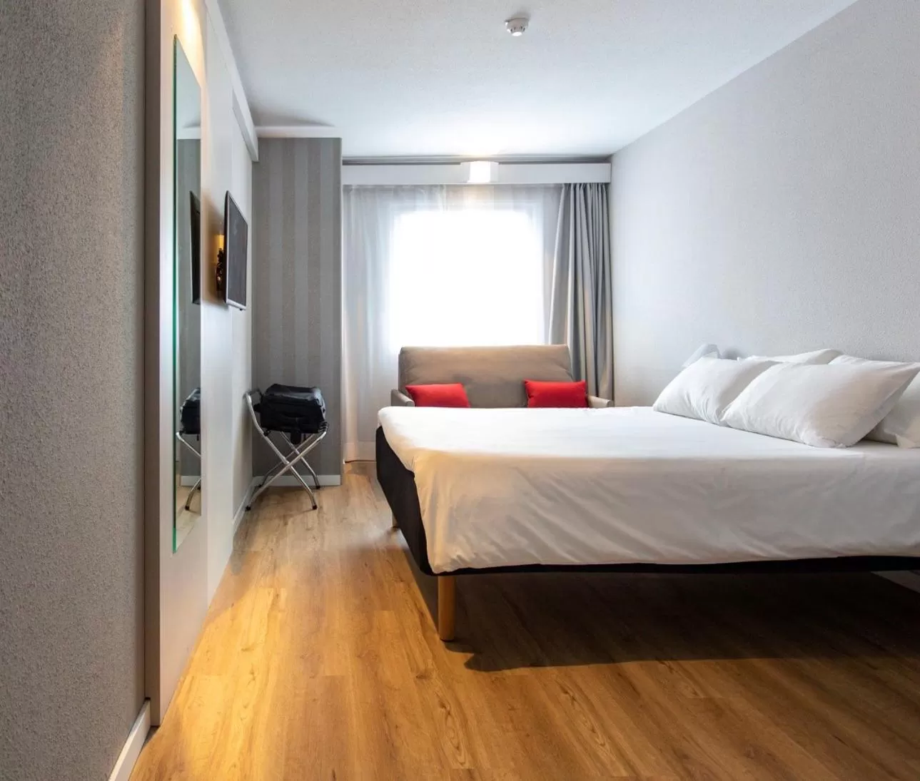 Photo of the whole room, Bed in Ibis Valencia Alfafar