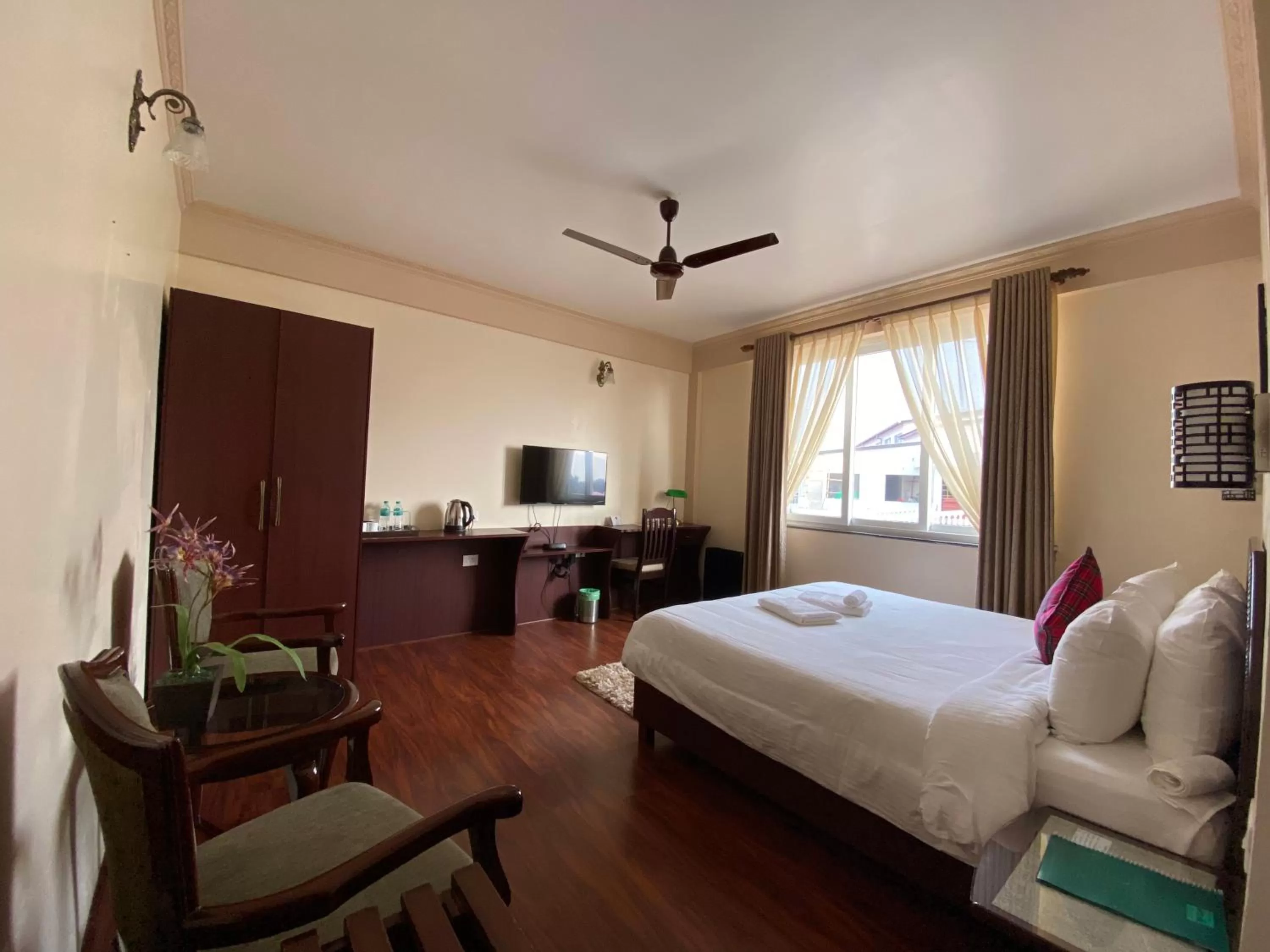 Photo of the whole room in Windermere Inn