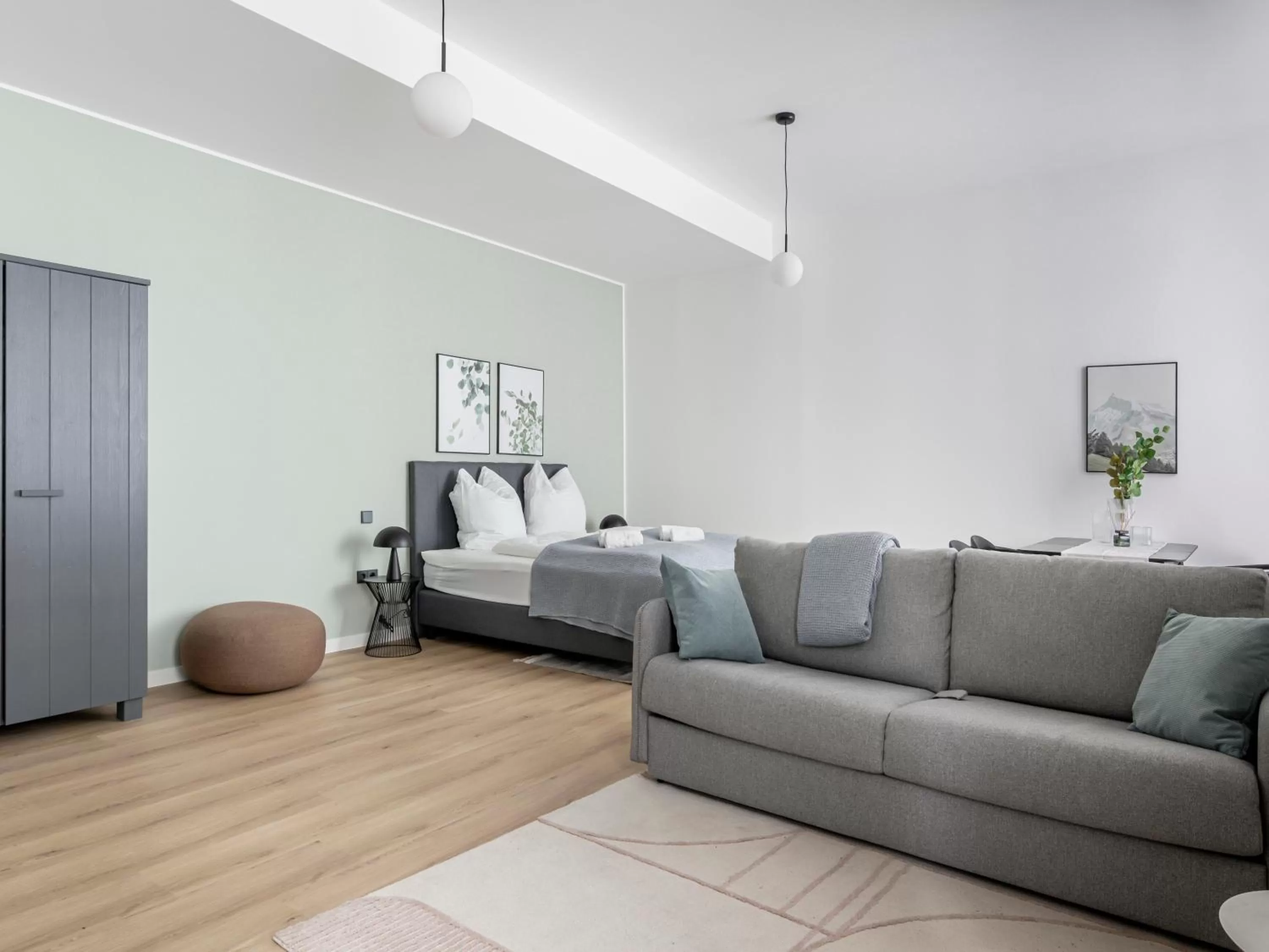 Photo of the whole room in Limehome Rosenheim Gillitzerstraße