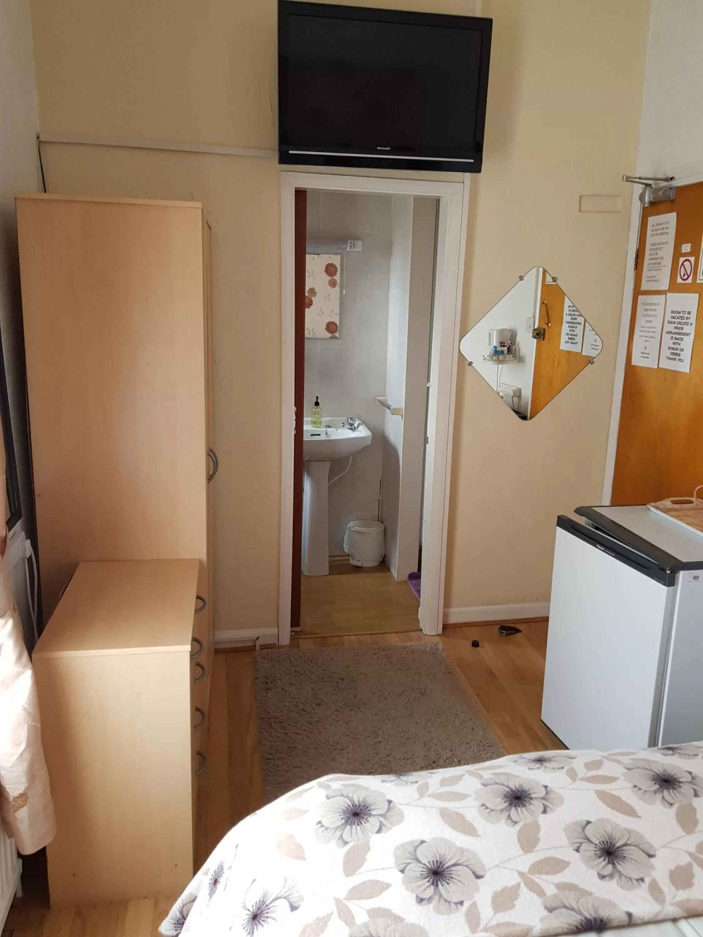 Bedroom, TV/Entertainment Center in Sunnyside Hotel