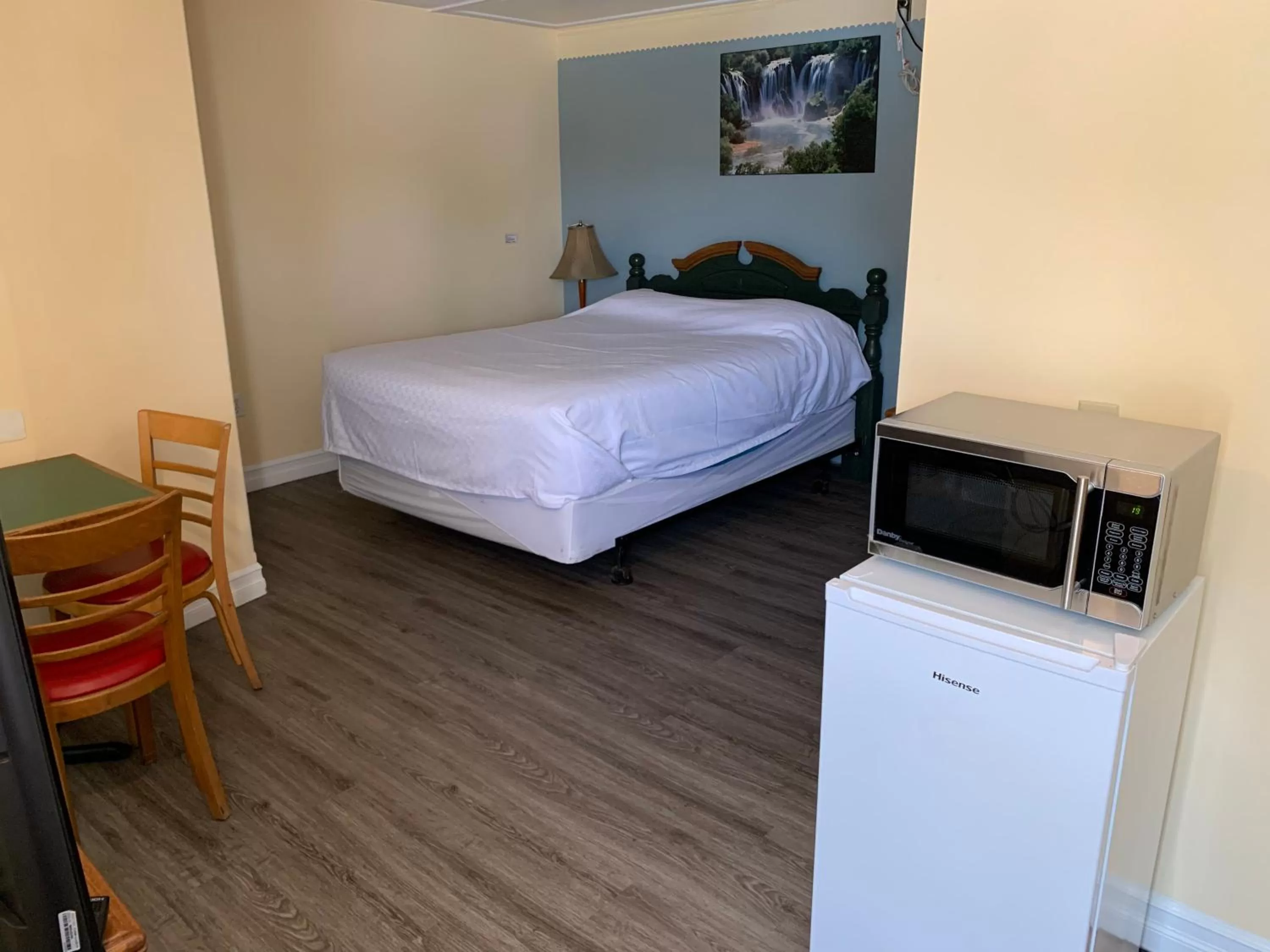 Bed in Sunparlor Motel