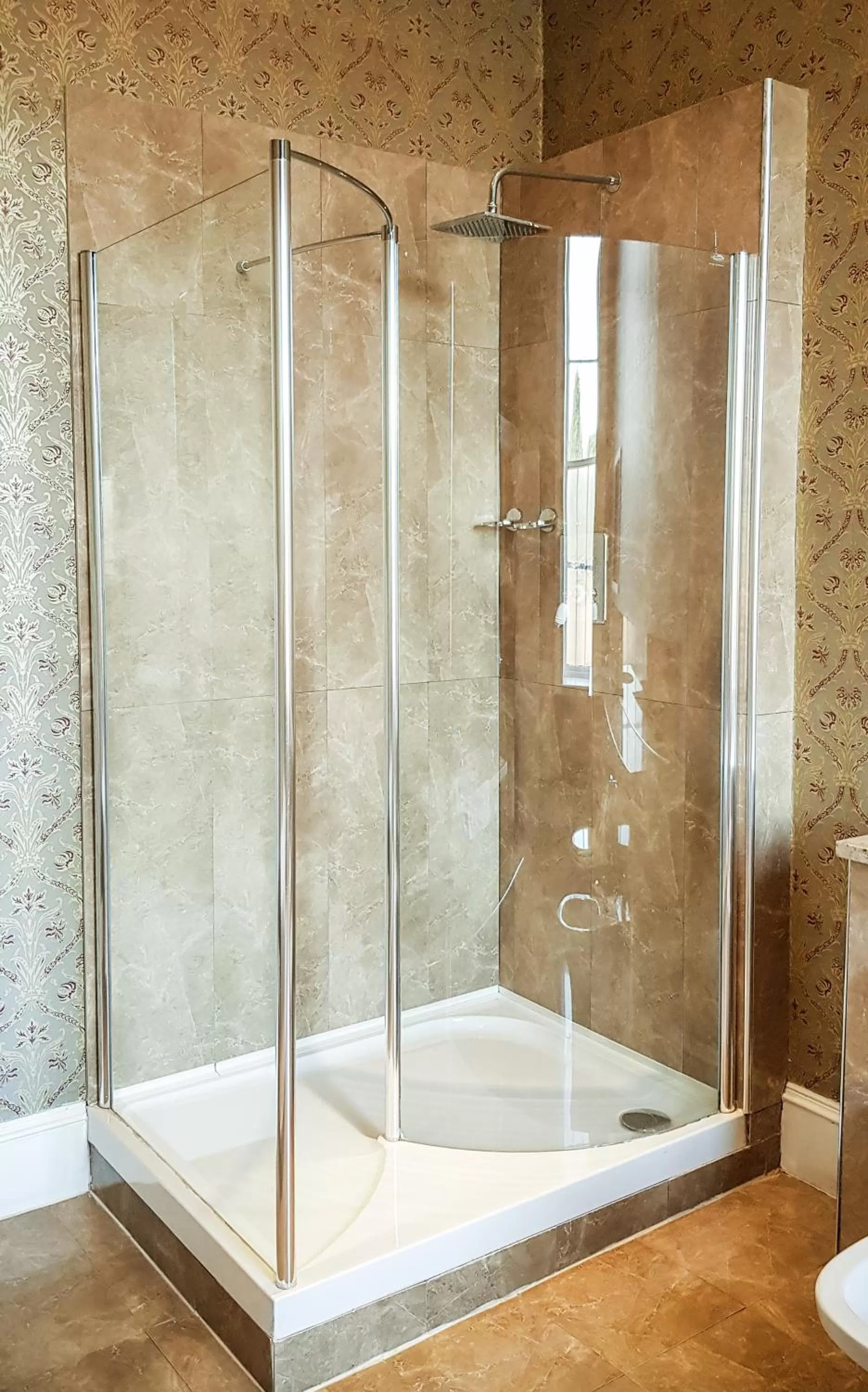 Shower in Colwick Hall Hotel